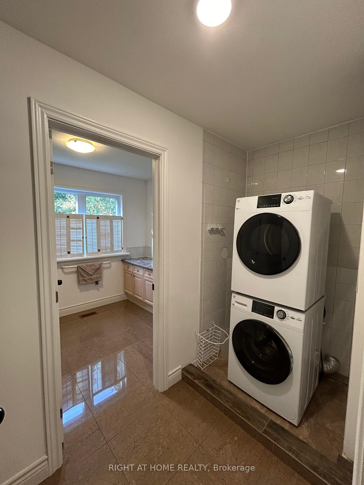 Photo 9 of Unit Upper Level, 36 Aurora Heights Drive, Aurora, Aurora Heights — HOMEH