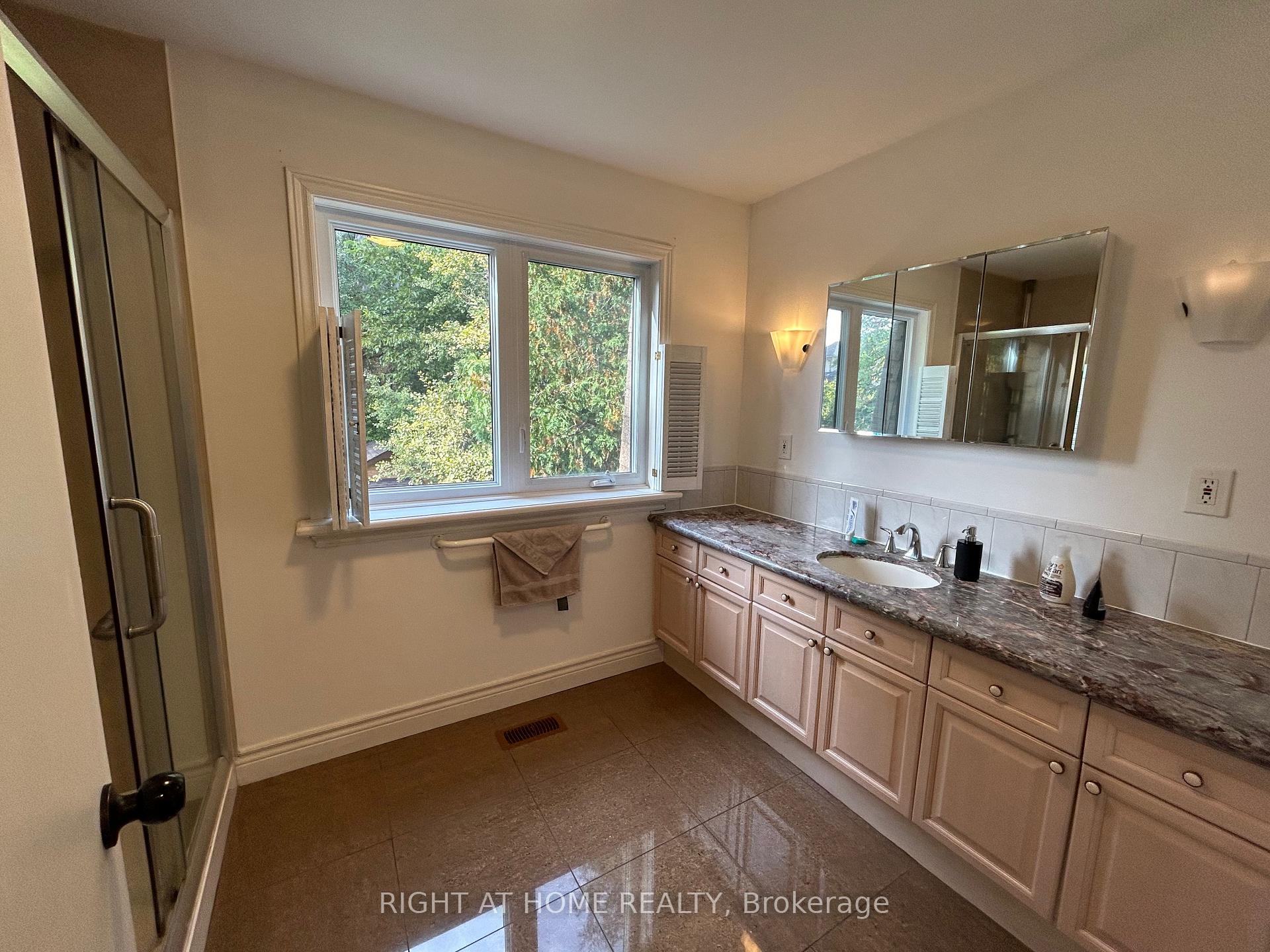 Photo 10 of Unit Upper Level, 36 Aurora Heights Drive, Aurora, Aurora Heights — HOMEH