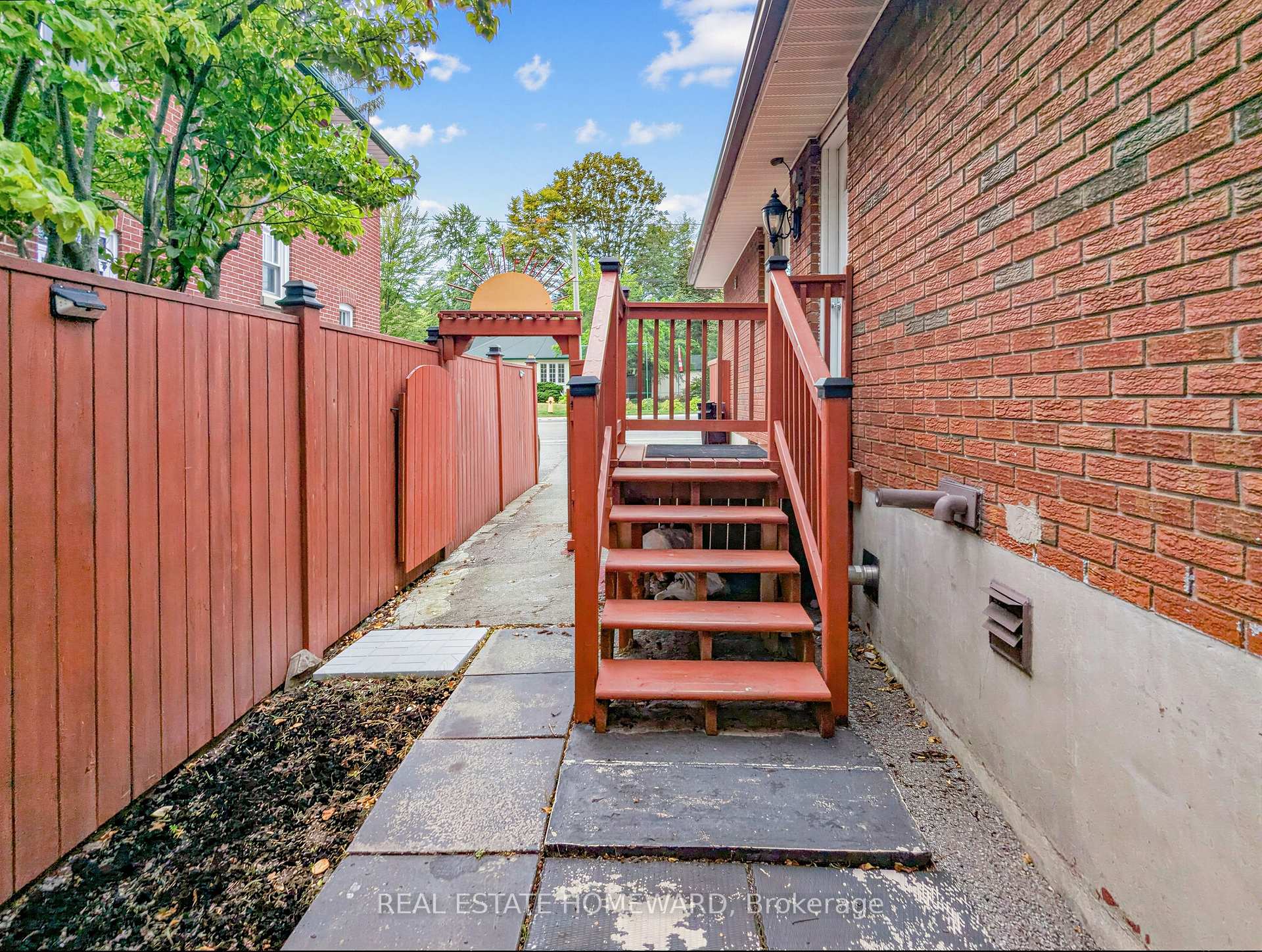 Photo 38 of 621 Byron Street S, Whitby, Downtown Whitby — HOMEH