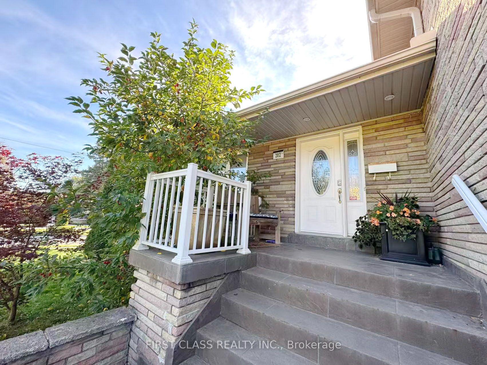 Photo 3 of 202 Goddard Street, North York, Bathurst Manor — HOMEH