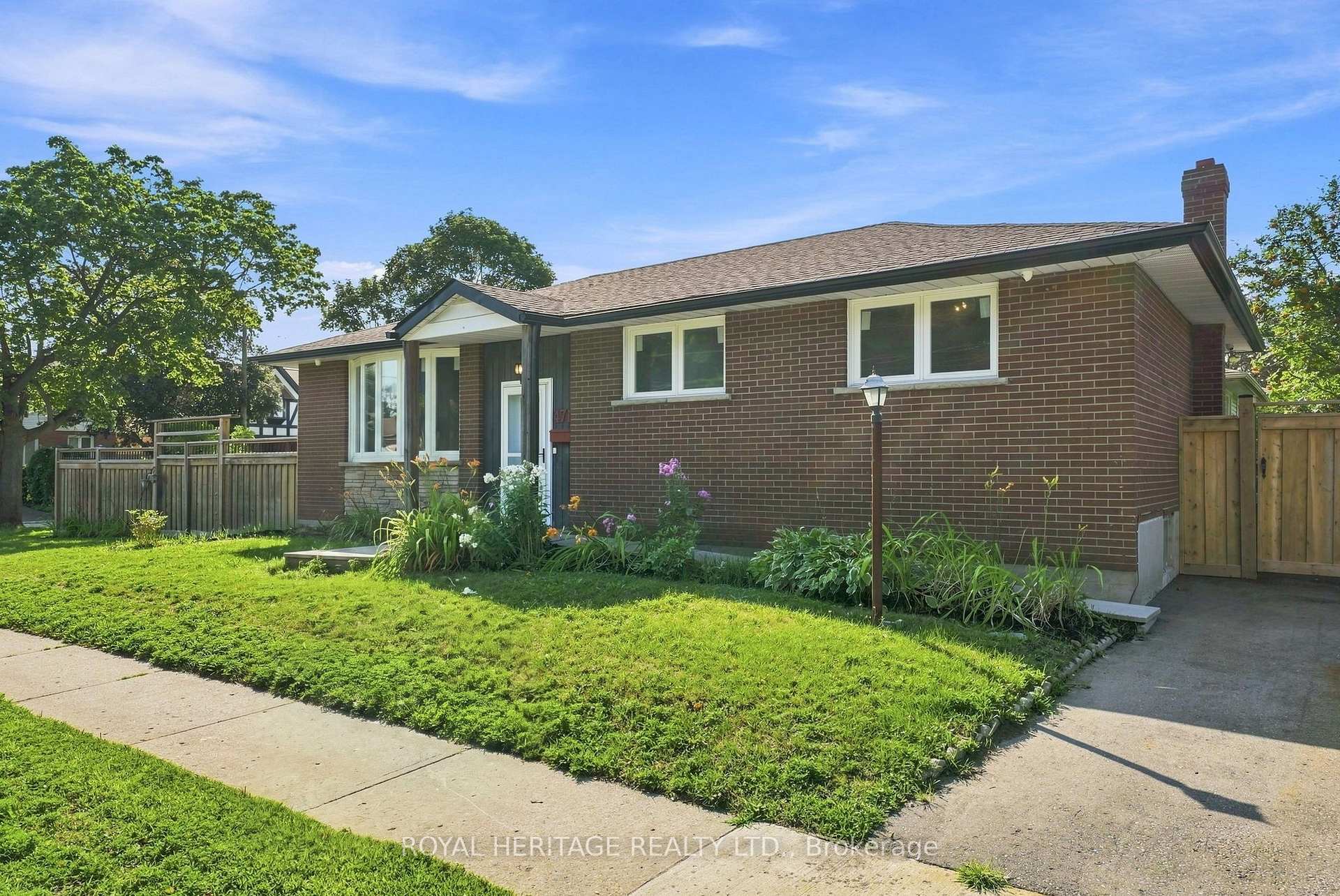 Photo 2 of 471 Rossland Road E, Oshawa, O'Neill — HOMEH