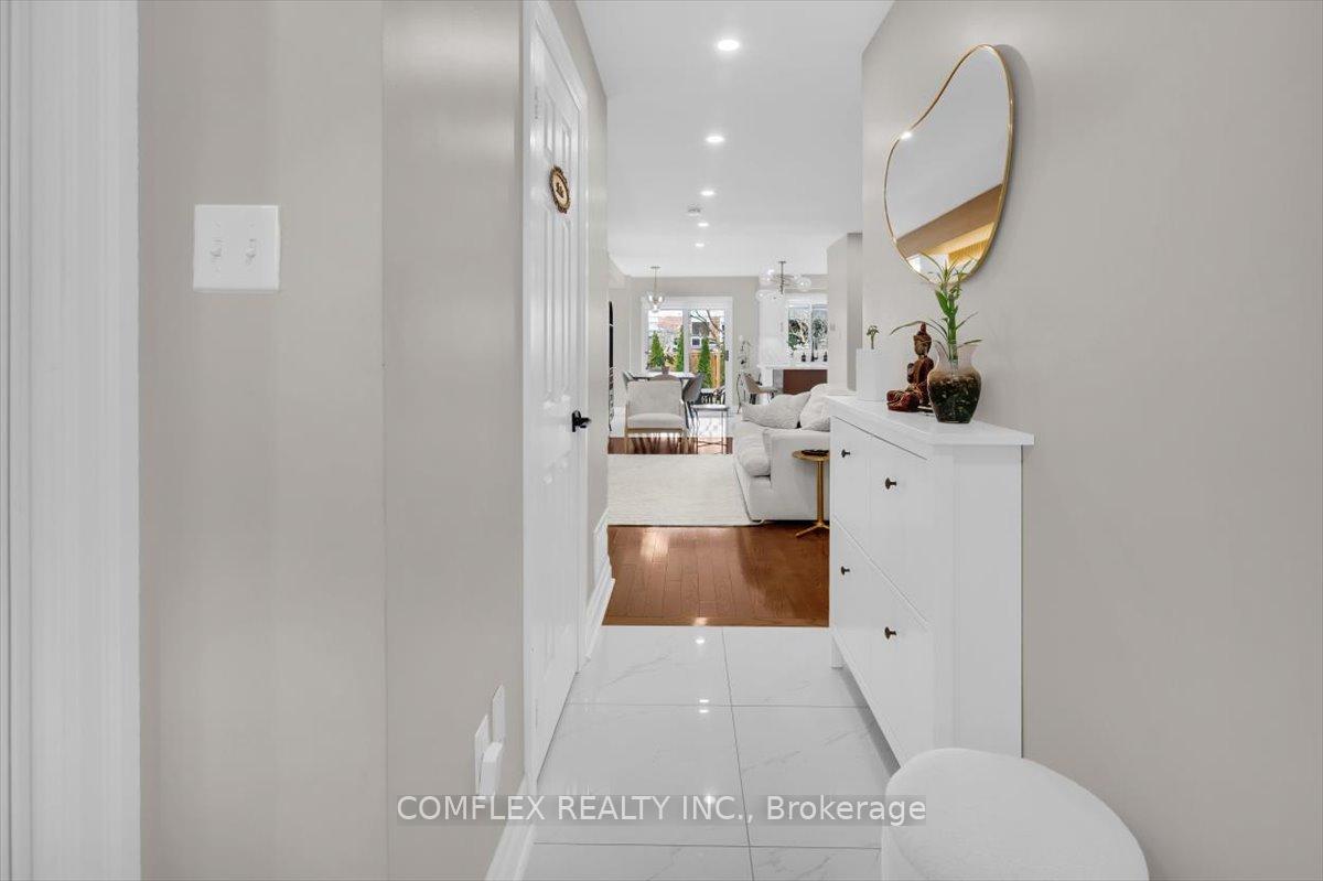 Photo 3 of 4417 Vallence Drive, Burlington, Shoreacres — HOMEH