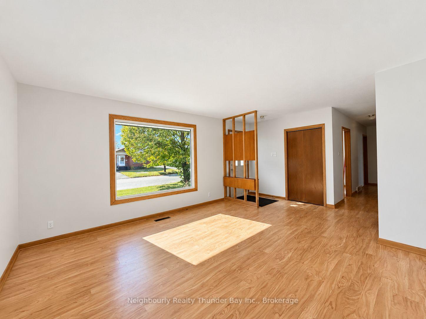 Photo 4 of 119 Glendale Crescent, Thunder Bay, Edgewater Park — HOMEH