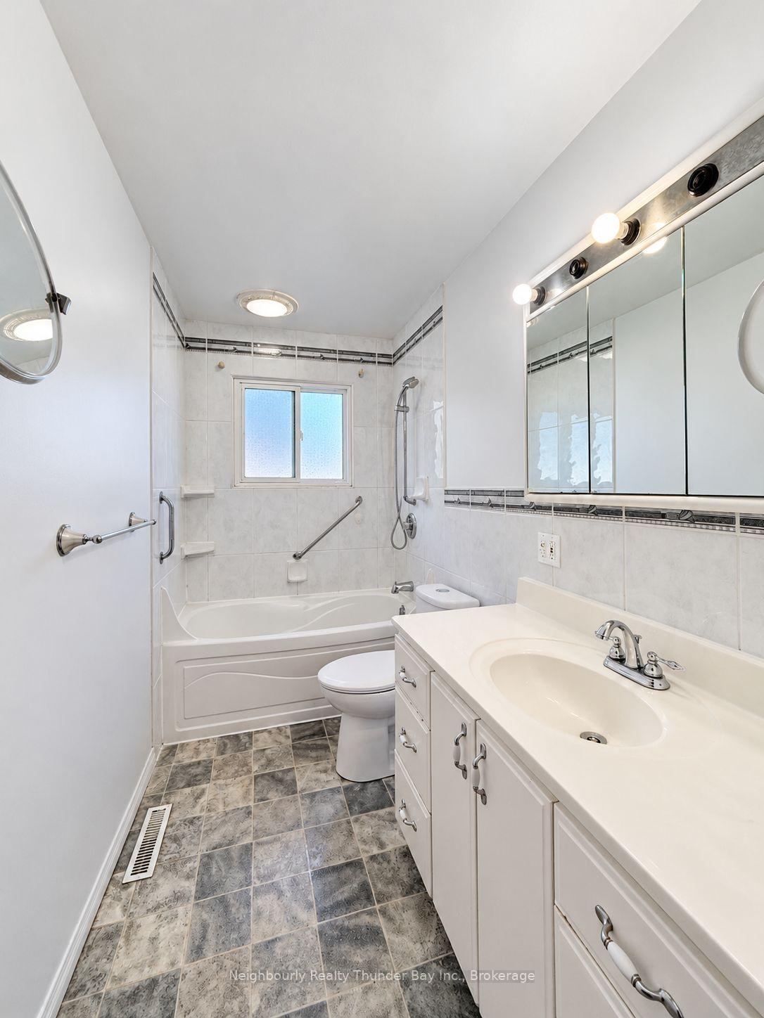 Photo 15 of 119 Glendale Crescent, Thunder Bay, Edgewater Park — HOMEH