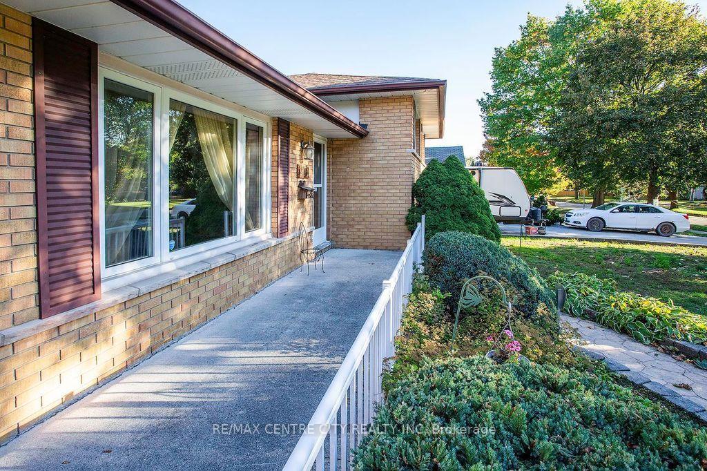 Photo 5 of 1478 Glengarry Avenue, London, North H — HOMEH