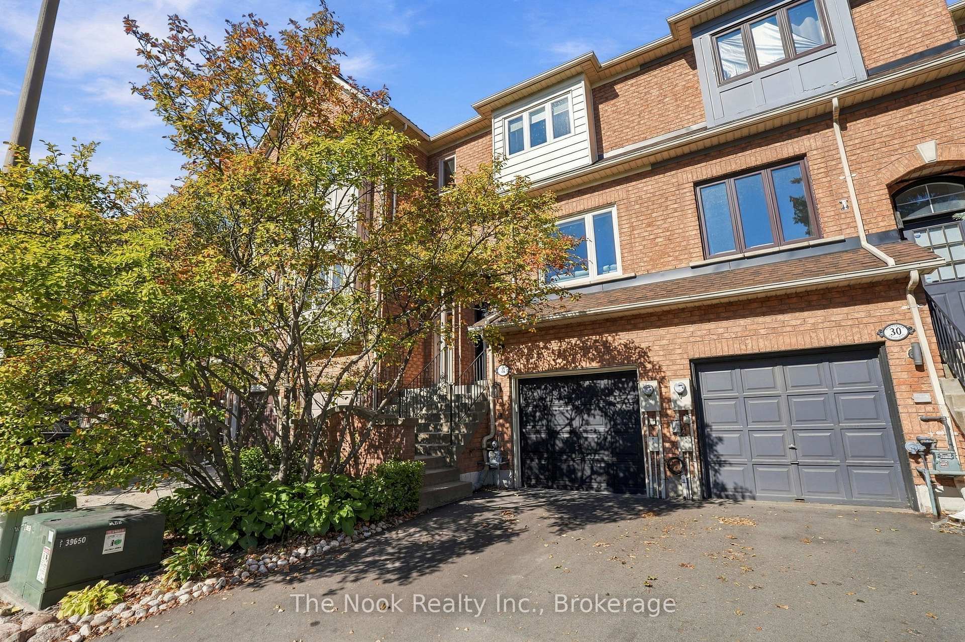 Photo 2 of 32 Harbourview Crescent, Etobicoke, Mimico — HOMEH