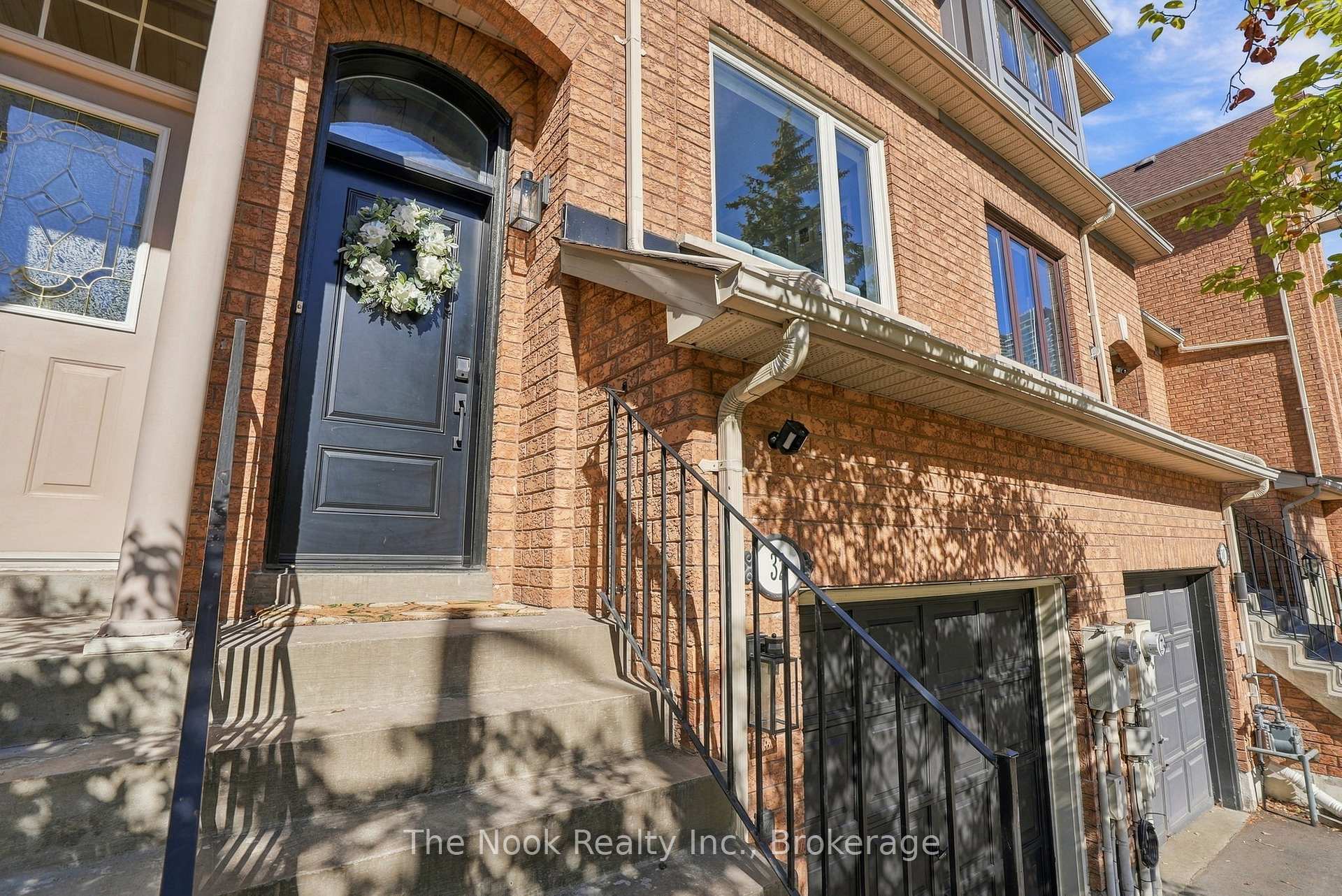 Photo 3 of 32 Harbourview Crescent, Etobicoke, Mimico — HOMEH