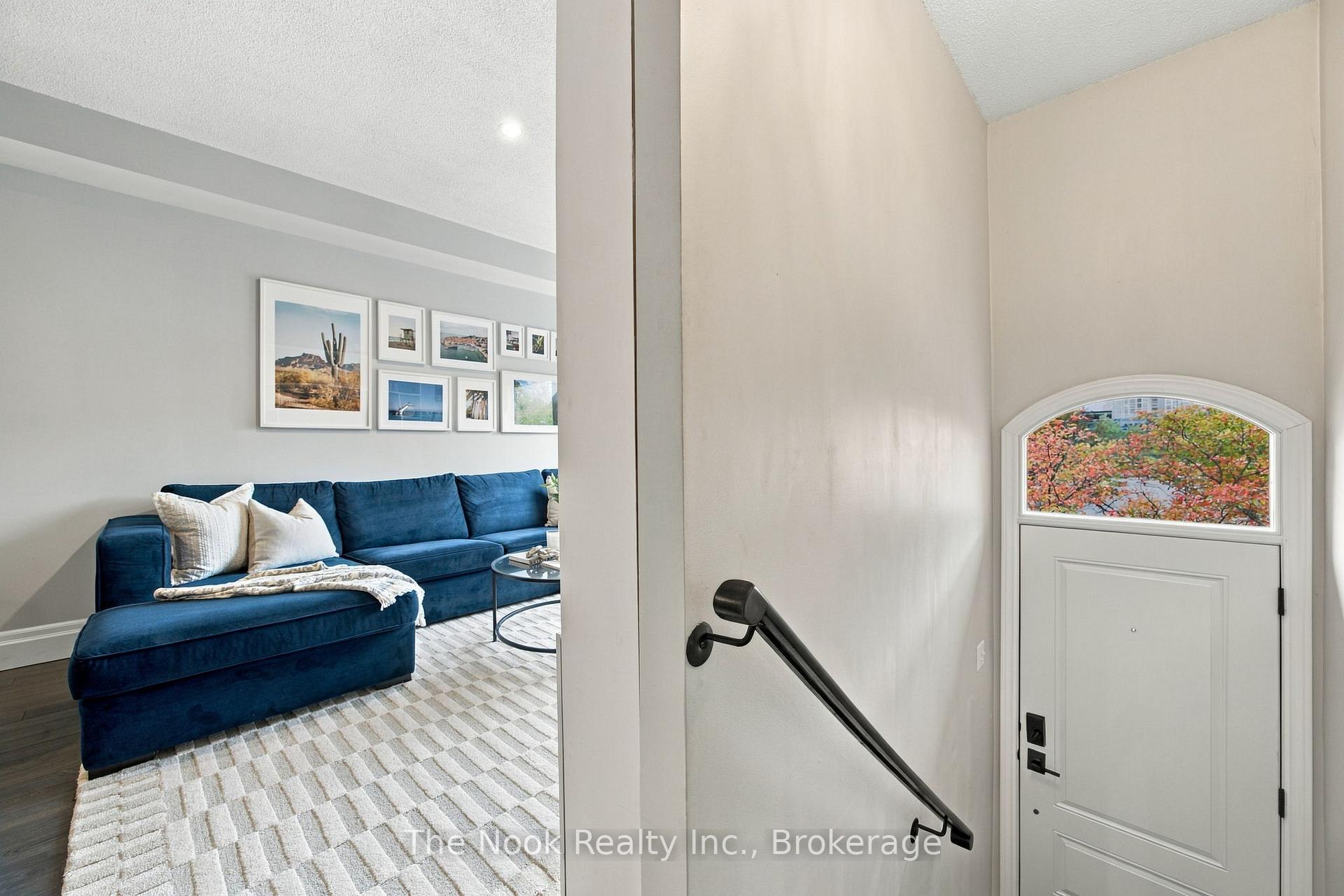 Photo 4 of 32 Harbourview Crescent, Etobicoke, Mimico — HOMEH