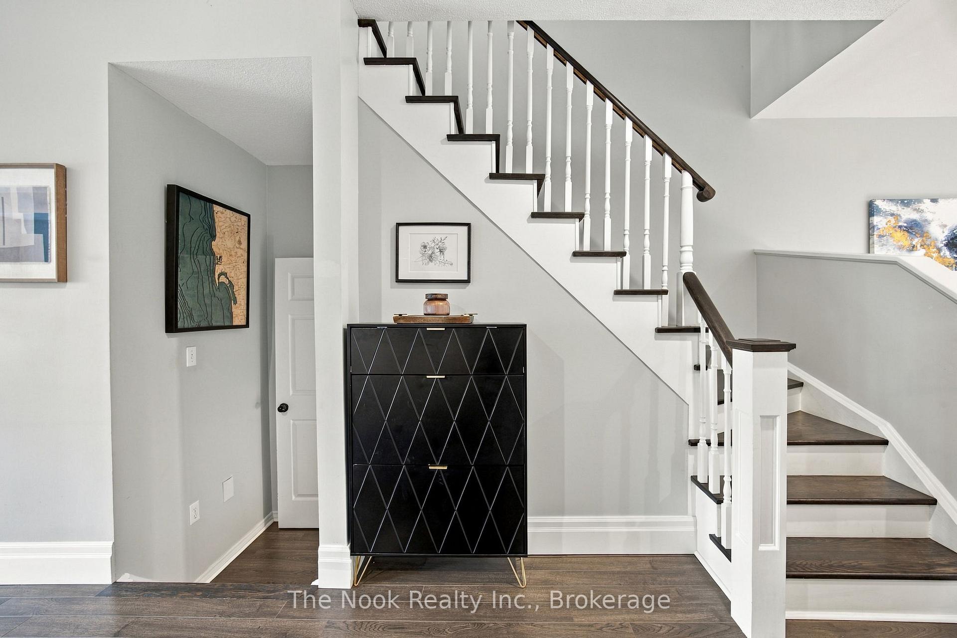 Photo 12 of 32 Harbourview Crescent, Etobicoke, Mimico — HOMEH