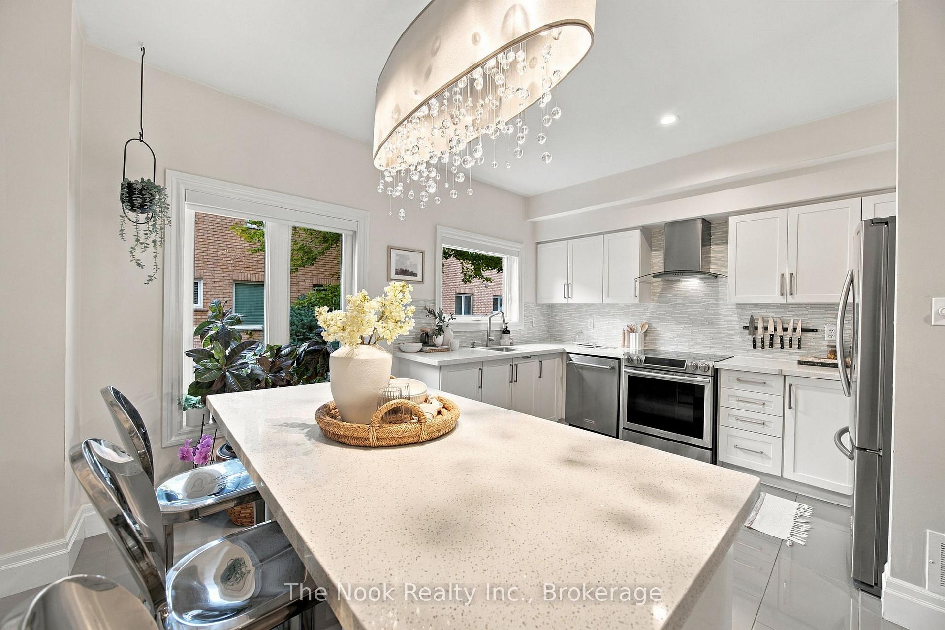 Photo 15 of 32 Harbourview Crescent, Etobicoke, Mimico — HOMEH