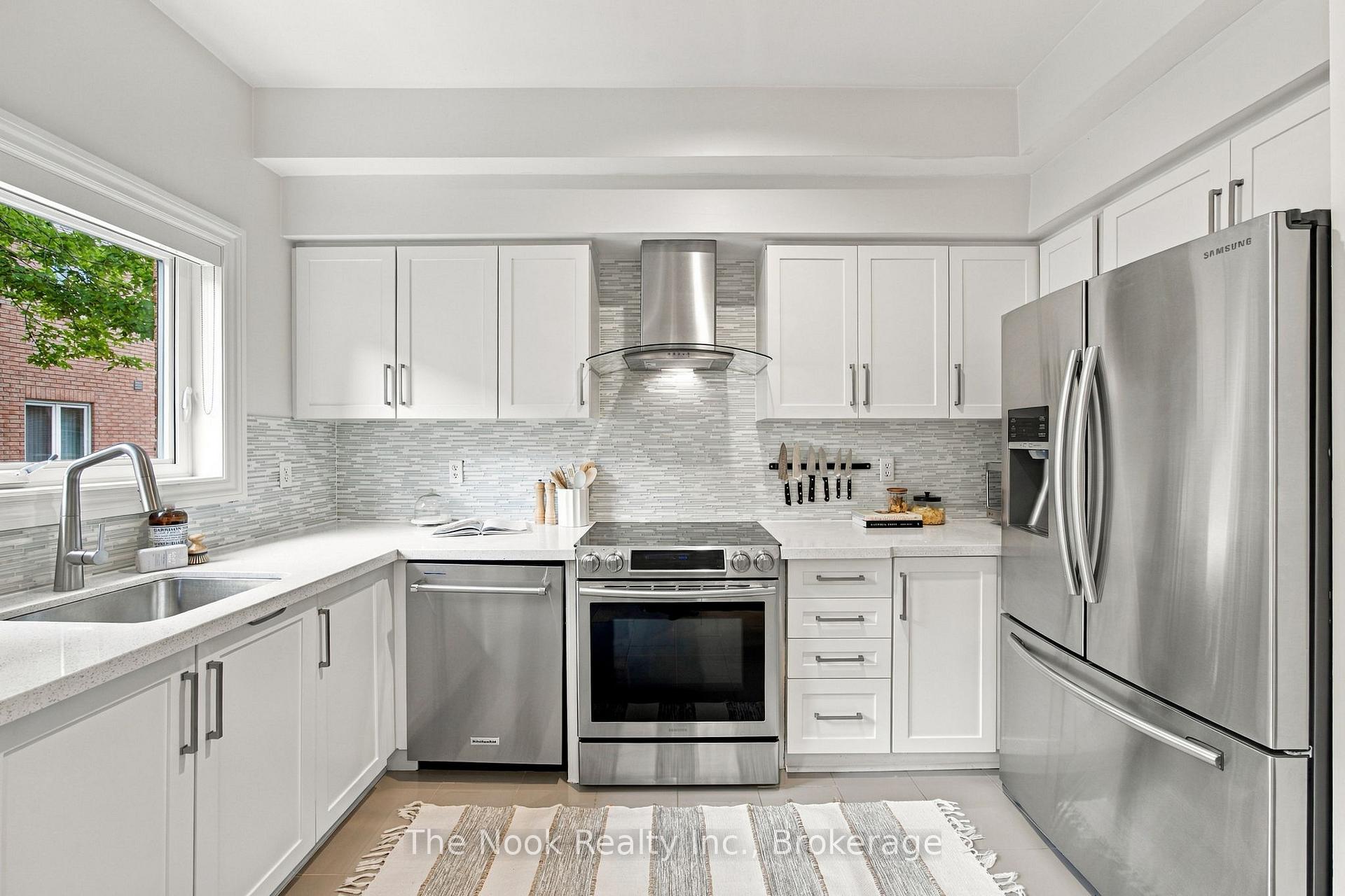 Photo 16 of 32 Harbourview Crescent, Etobicoke, Mimico — HOMEH