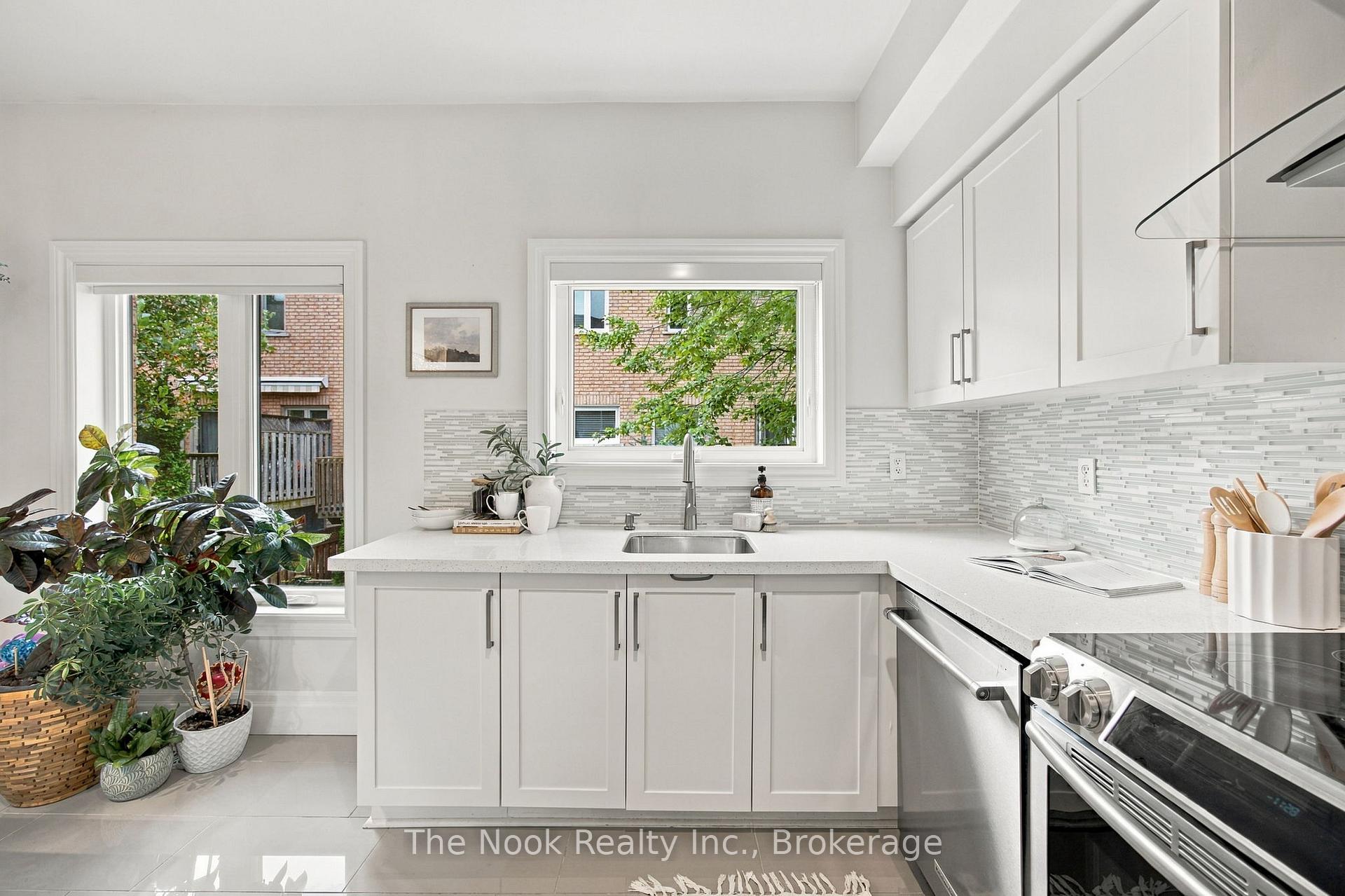 Photo 18 of 32 Harbourview Crescent, Etobicoke, Mimico — HOMEH