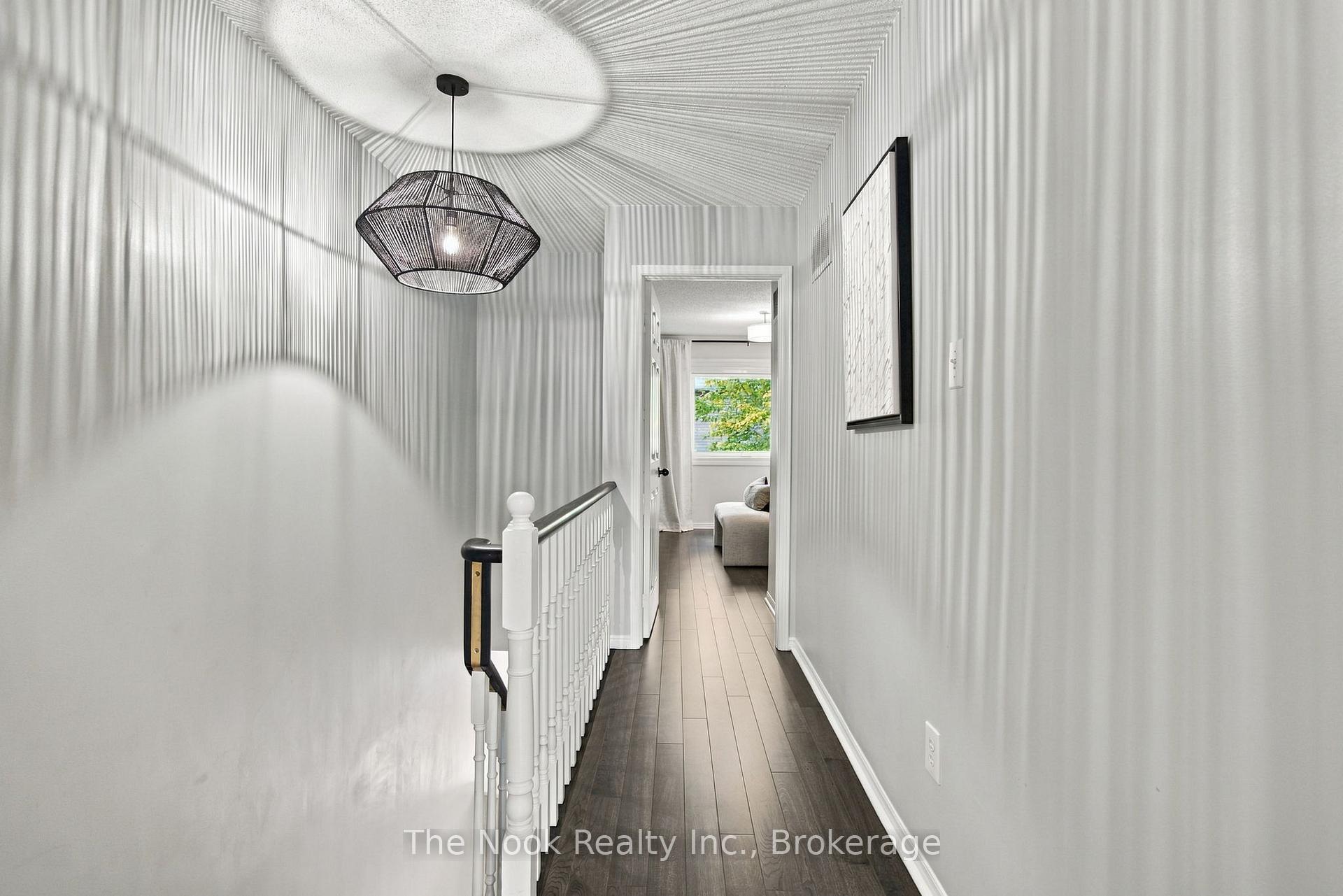 Photo 23 of 32 Harbourview Crescent, Etobicoke, Mimico — HOMEH