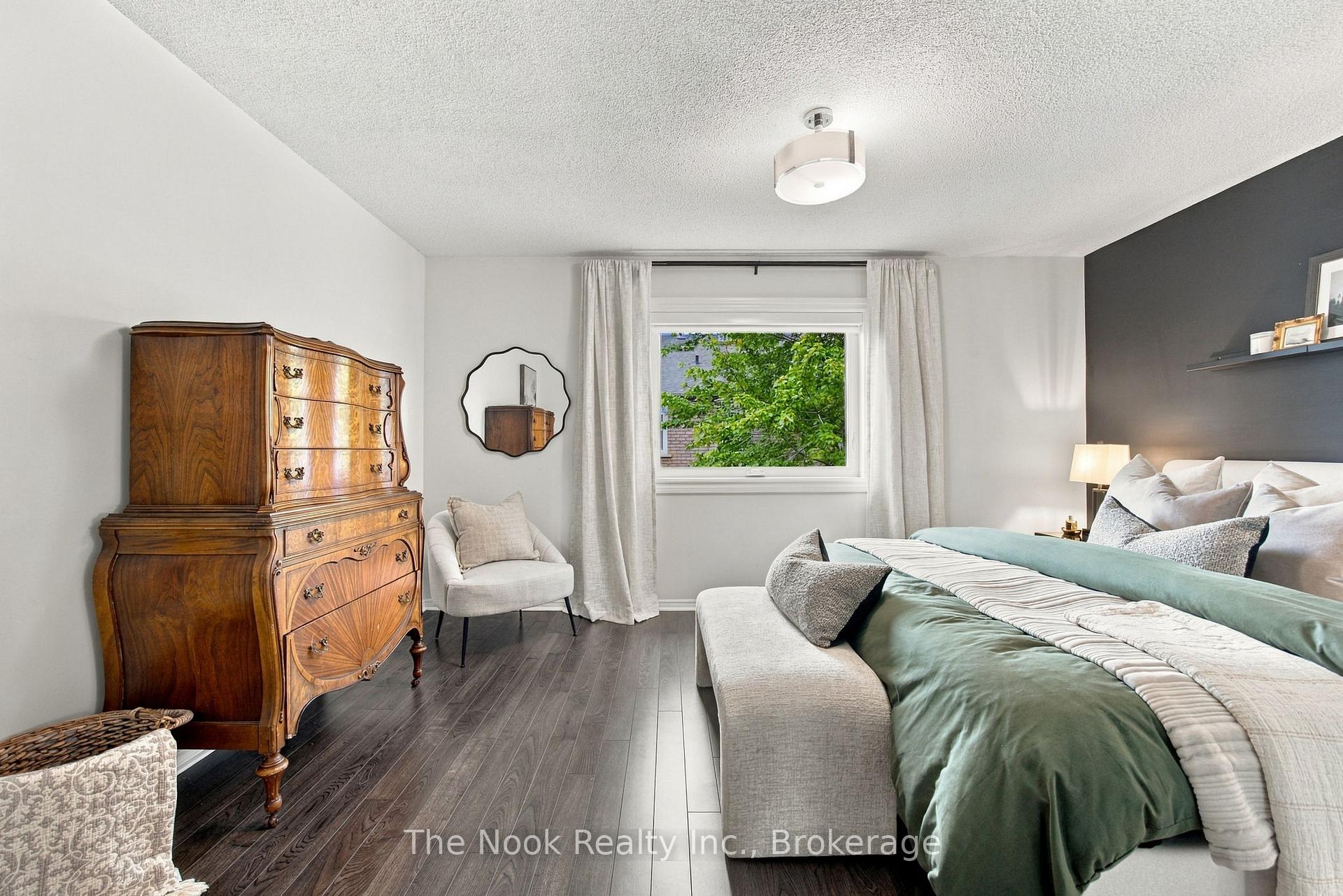 Photo 24 of 32 Harbourview Crescent, Etobicoke, Mimico — HOMEH