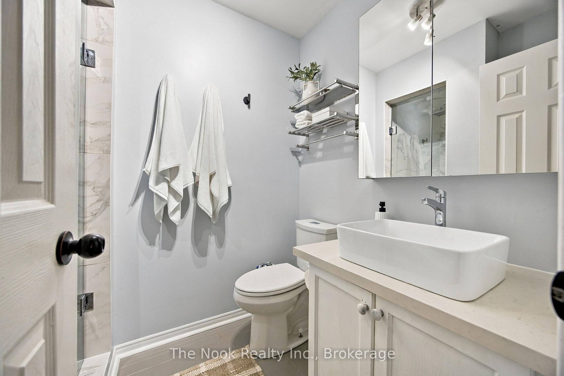 Photo 29 of 32 Harbourview Crescent, Etobicoke, Mimico — HOMEH
