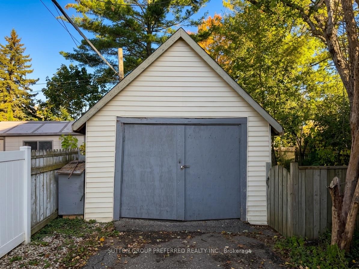 Photo 8 of 1622 Leonard Street, London, East H — HOMEH