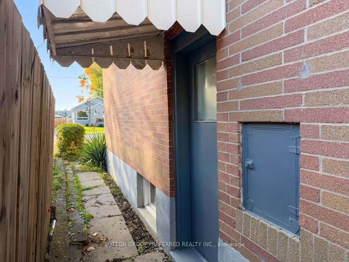 Photo 10 of 1622 Leonard Street, London, East H — HOMEH