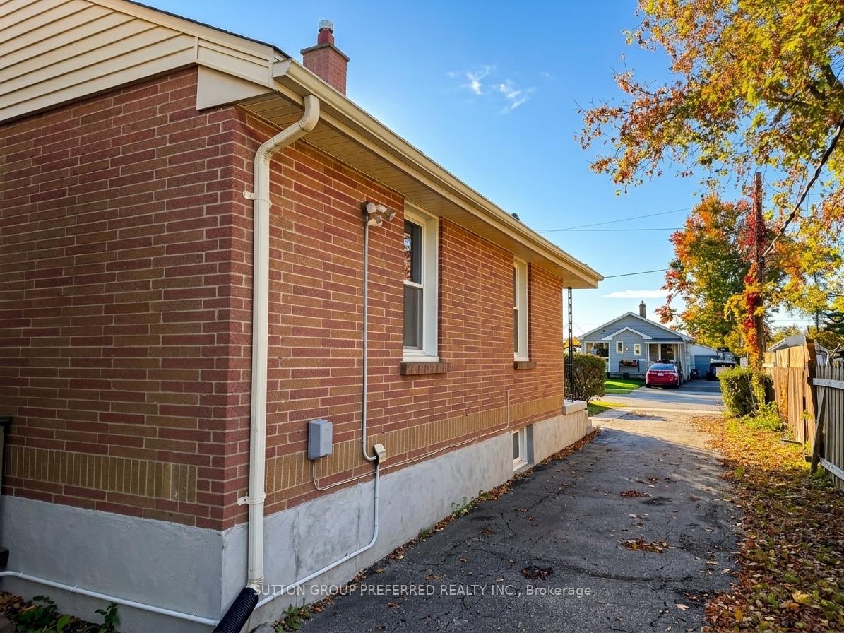 Photo 14 of 1622 Leonard Street, London, East H — HOMEH