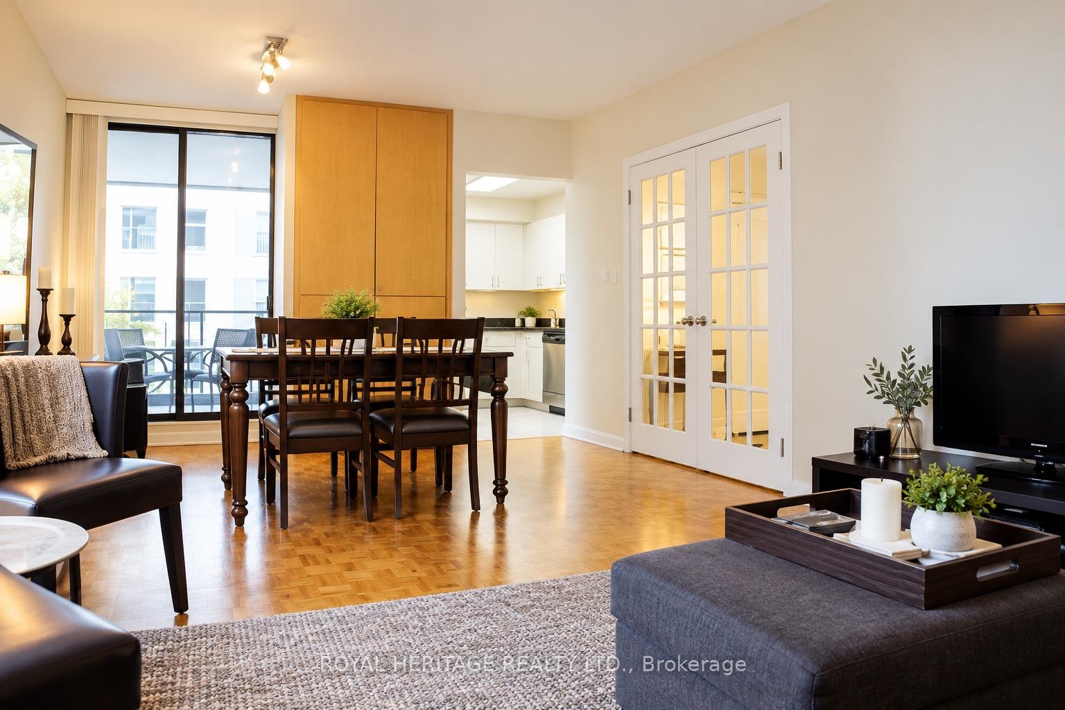 Photo 4 of Unit 1240, 33 Harbour Square, Toronto, Waterfront Communities — HOMEH