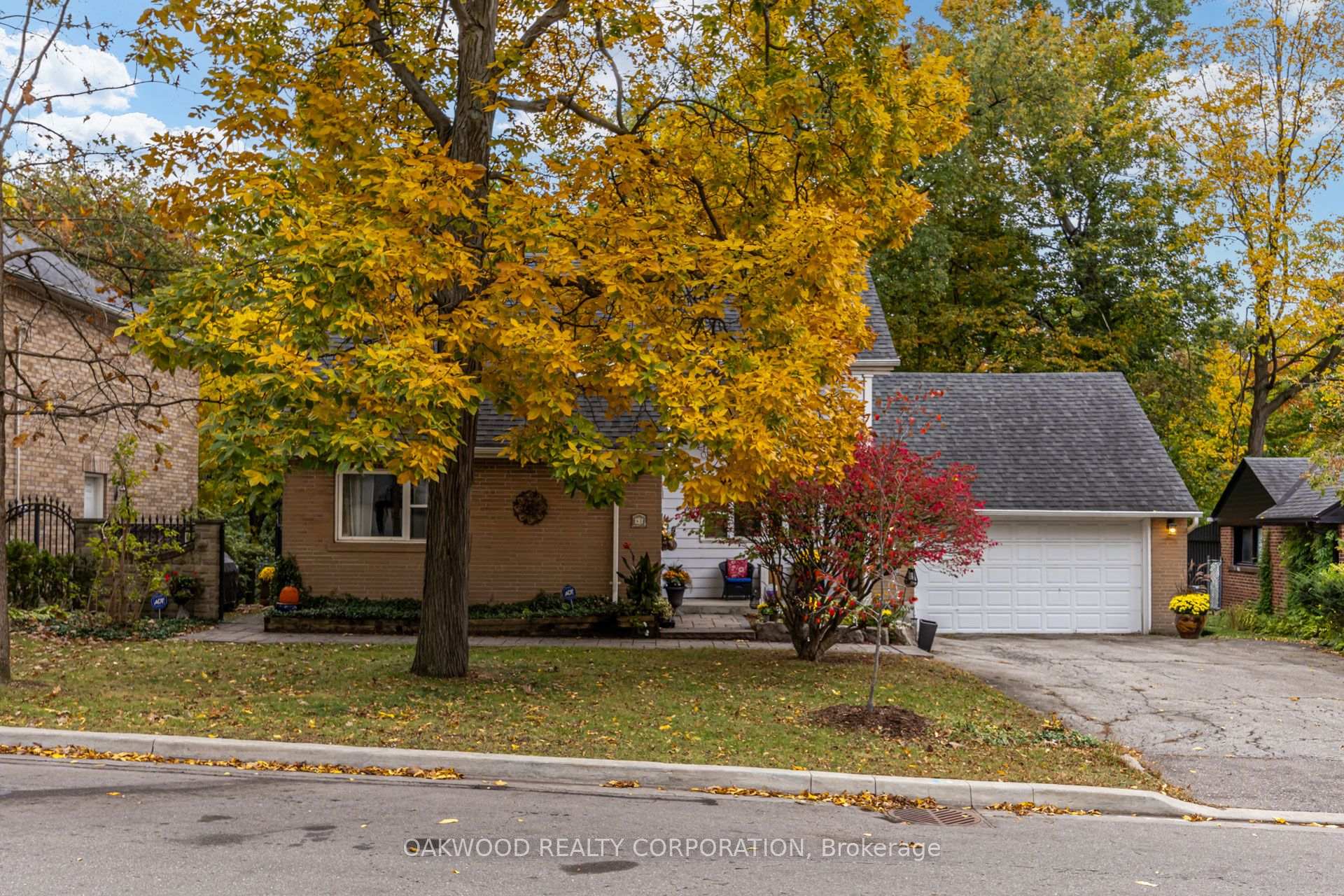 Photo 2 of 41 Greenbrook Drive, North York, Beechborough-Greenbrook — HOMEH