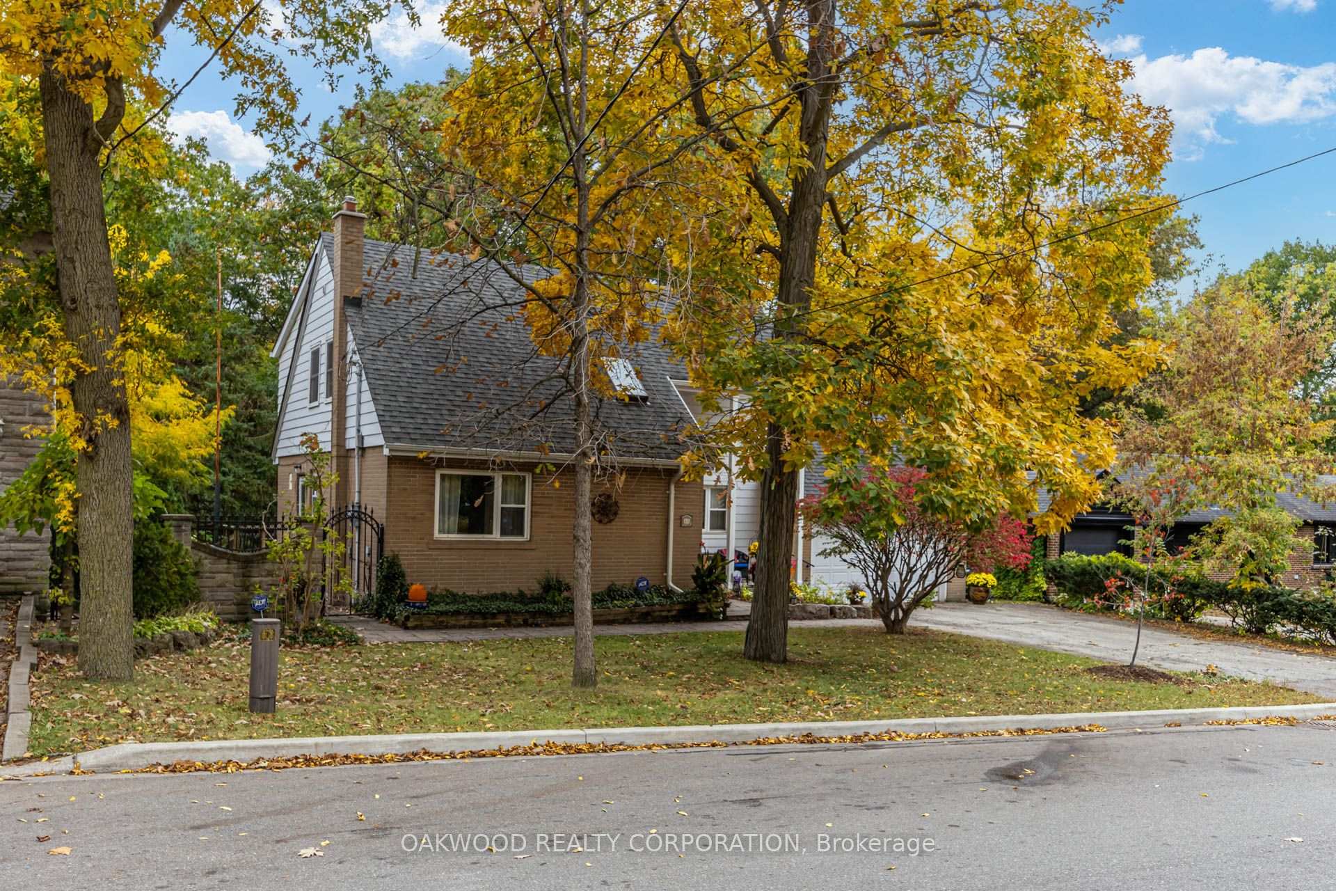 Photo 3 of 41 Greenbrook Drive, North York, Beechborough-Greenbrook — HOMEH