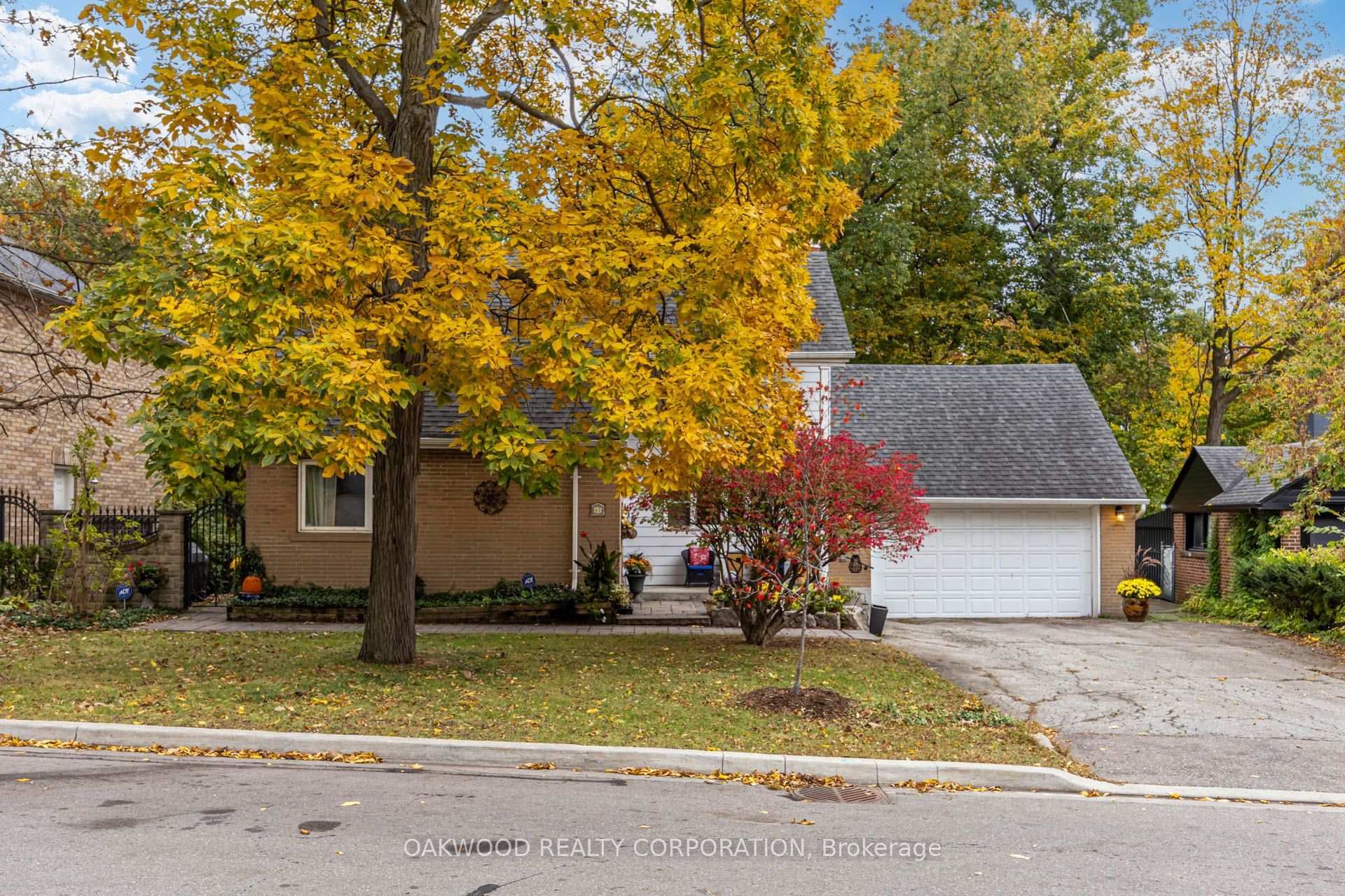 Photo 4 of 41 Greenbrook Drive, North York, Beechborough-Greenbrook — HOMEH