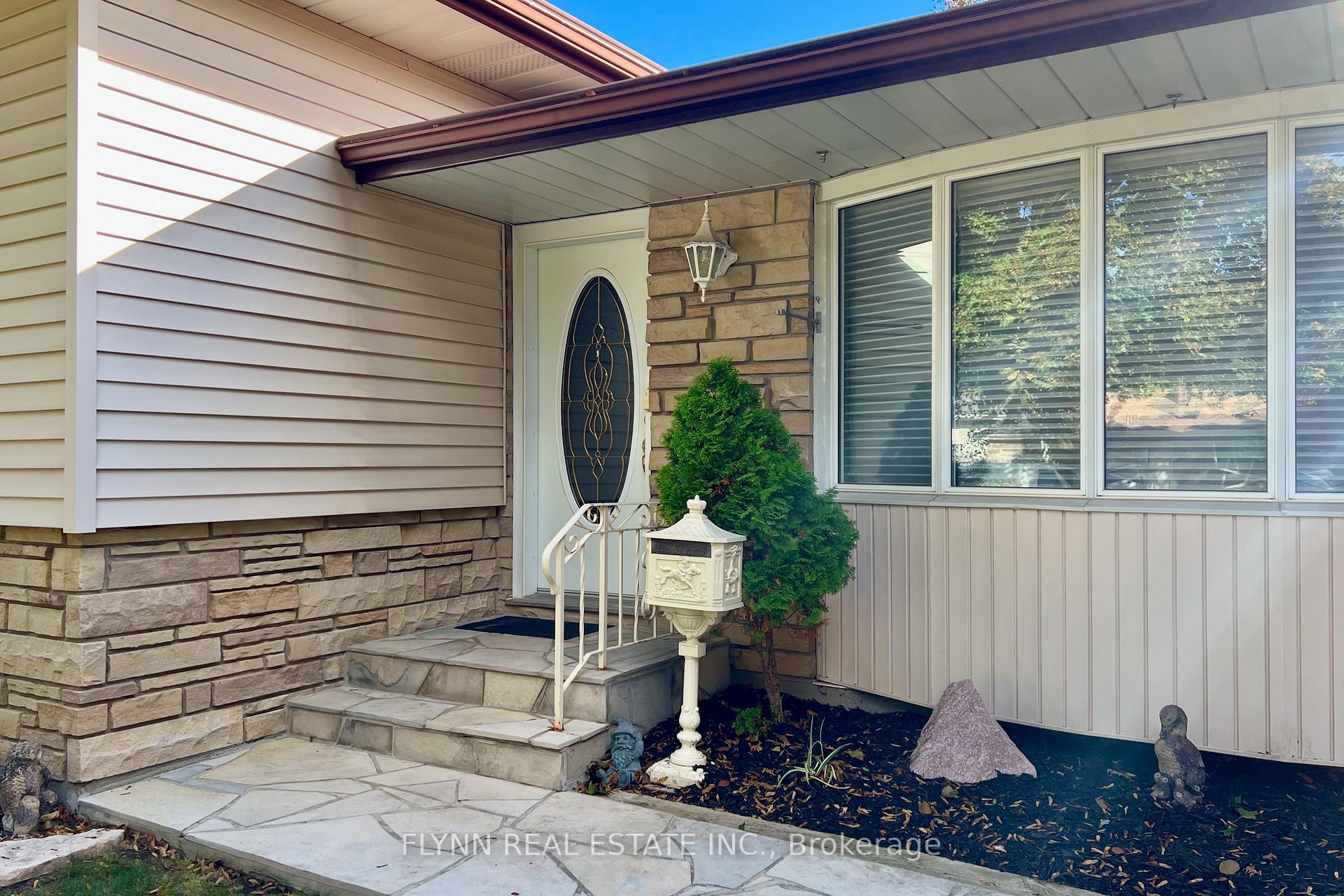 Photo 3 of 70 Richelieu Drive, St. Catharines, Vine/Linwell — HOMEH