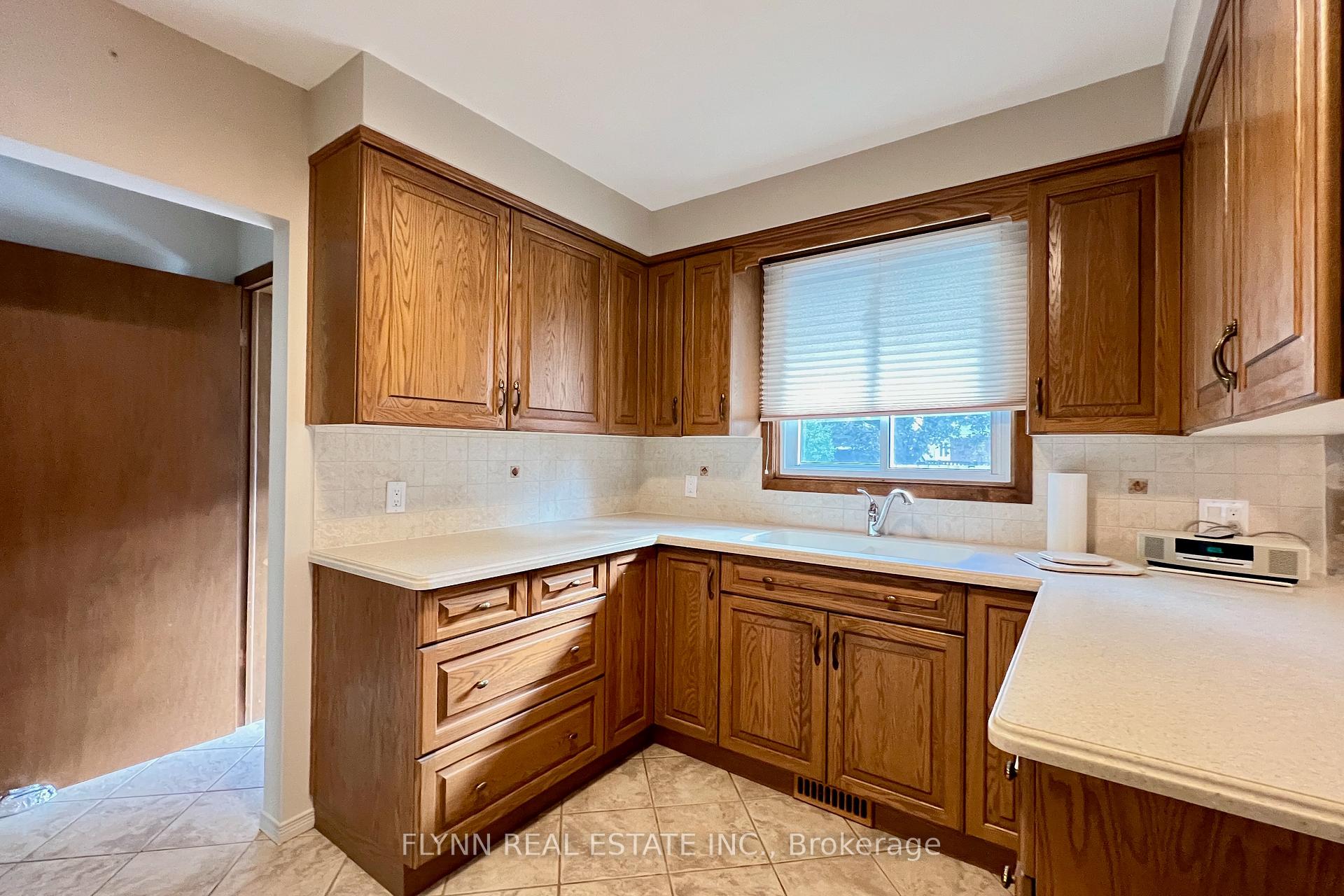 Photo 9 of 70 Richelieu Drive, St. Catharines, Vine/Linwell — HOMEH