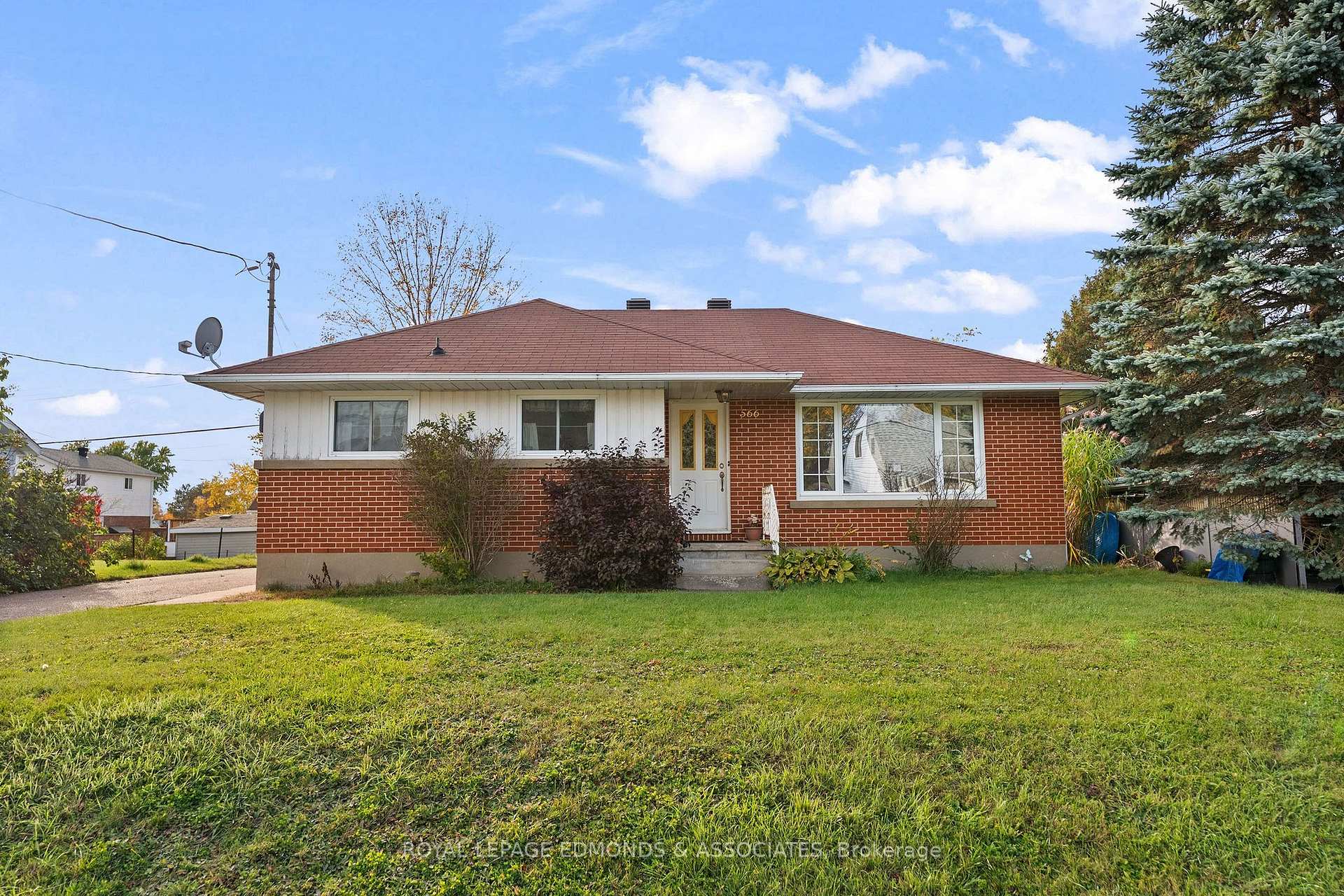Photo 2 of 566 Catherine Street S, Pembroke, Pembroke — HOMEH
