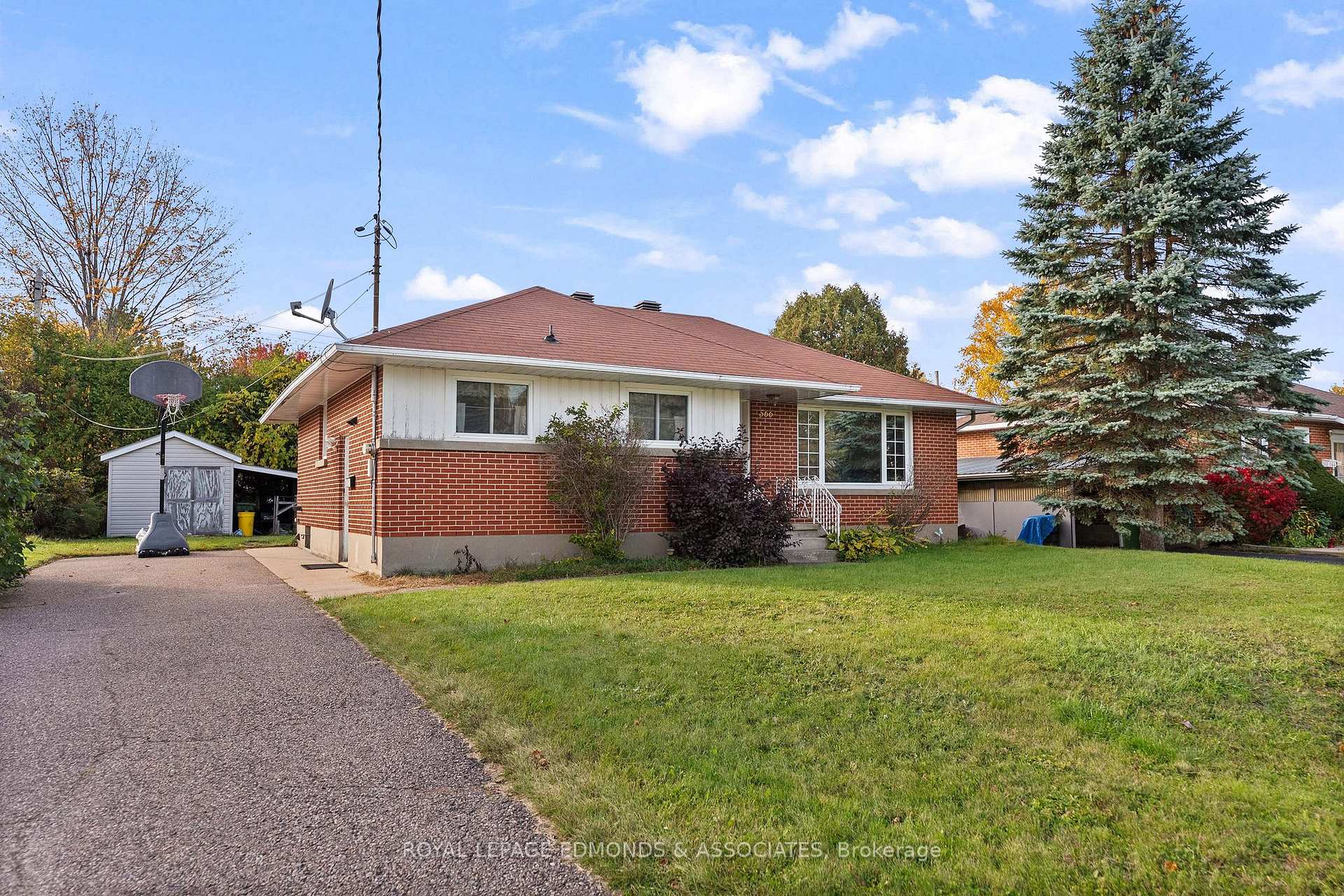 Photo 3 of 566 Catherine Street S, Pembroke, Pembroke — HOMEH