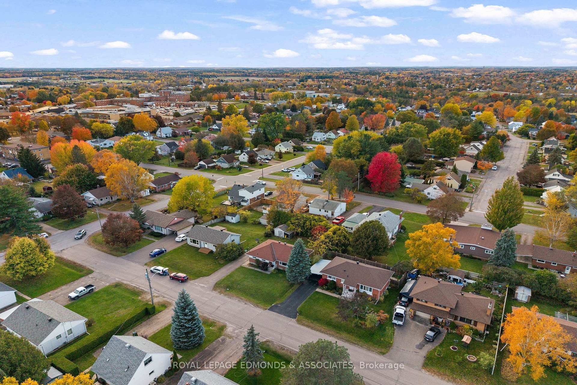 Photo 5 of 566 Catherine Street S, Pembroke, Pembroke — HOMEH