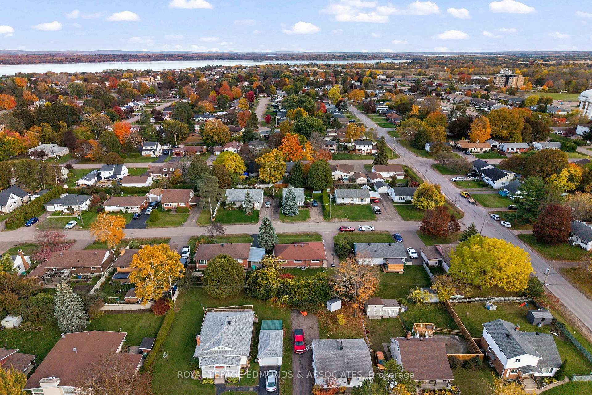 Photo 8 of 566 Catherine Street S, Pembroke, Pembroke — HOMEH