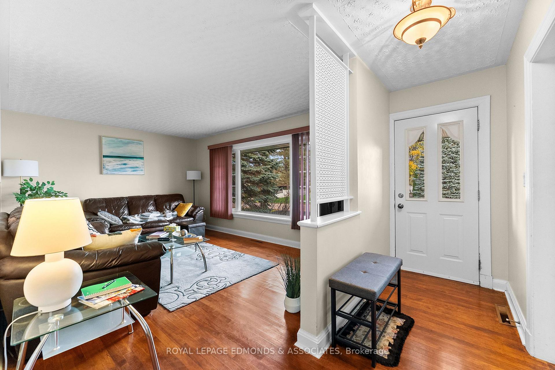 Photo 11 of 566 Catherine Street S, Pembroke, Pembroke — HOMEH