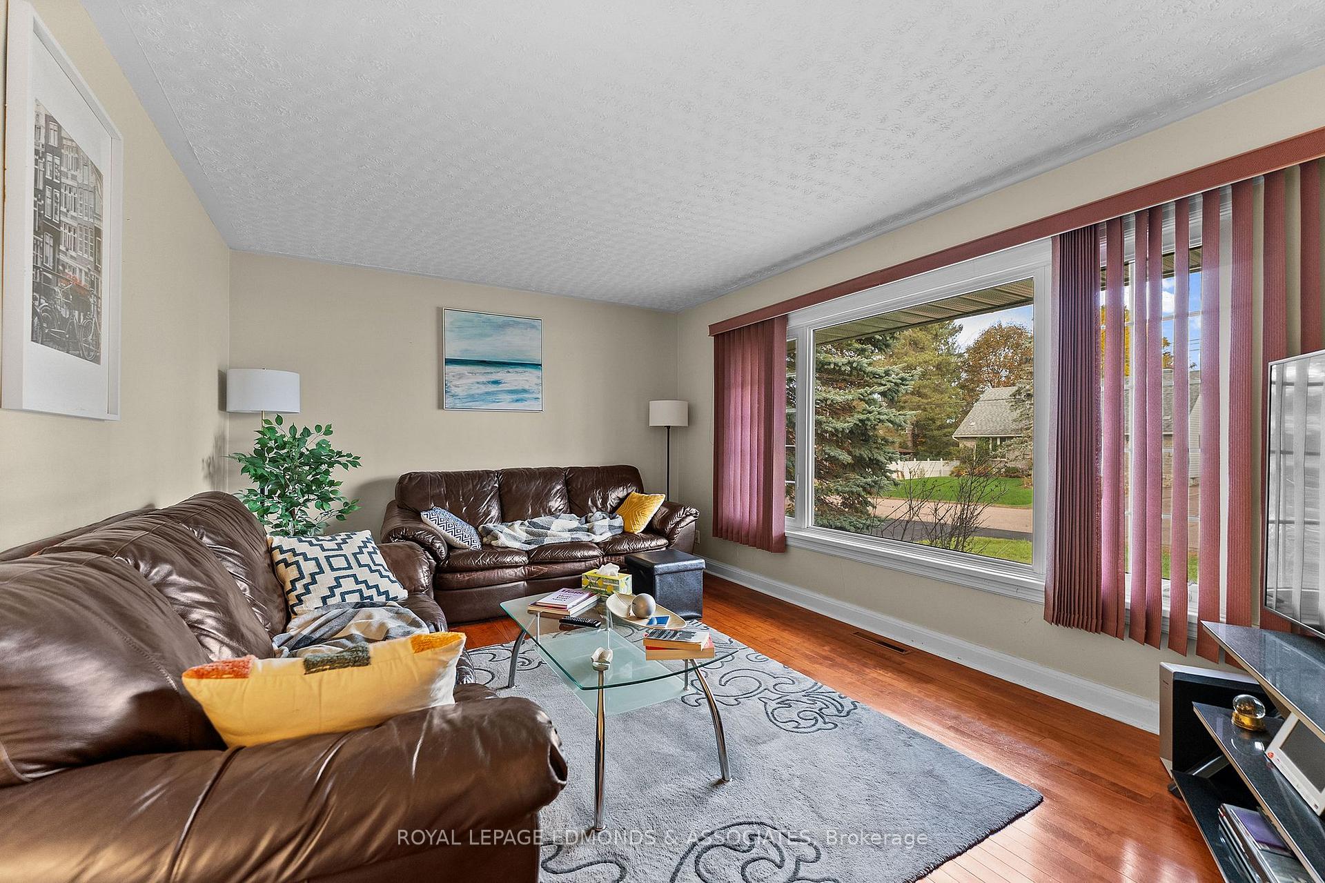 Photo 12 of 566 Catherine Street S, Pembroke, Pembroke — HOMEH