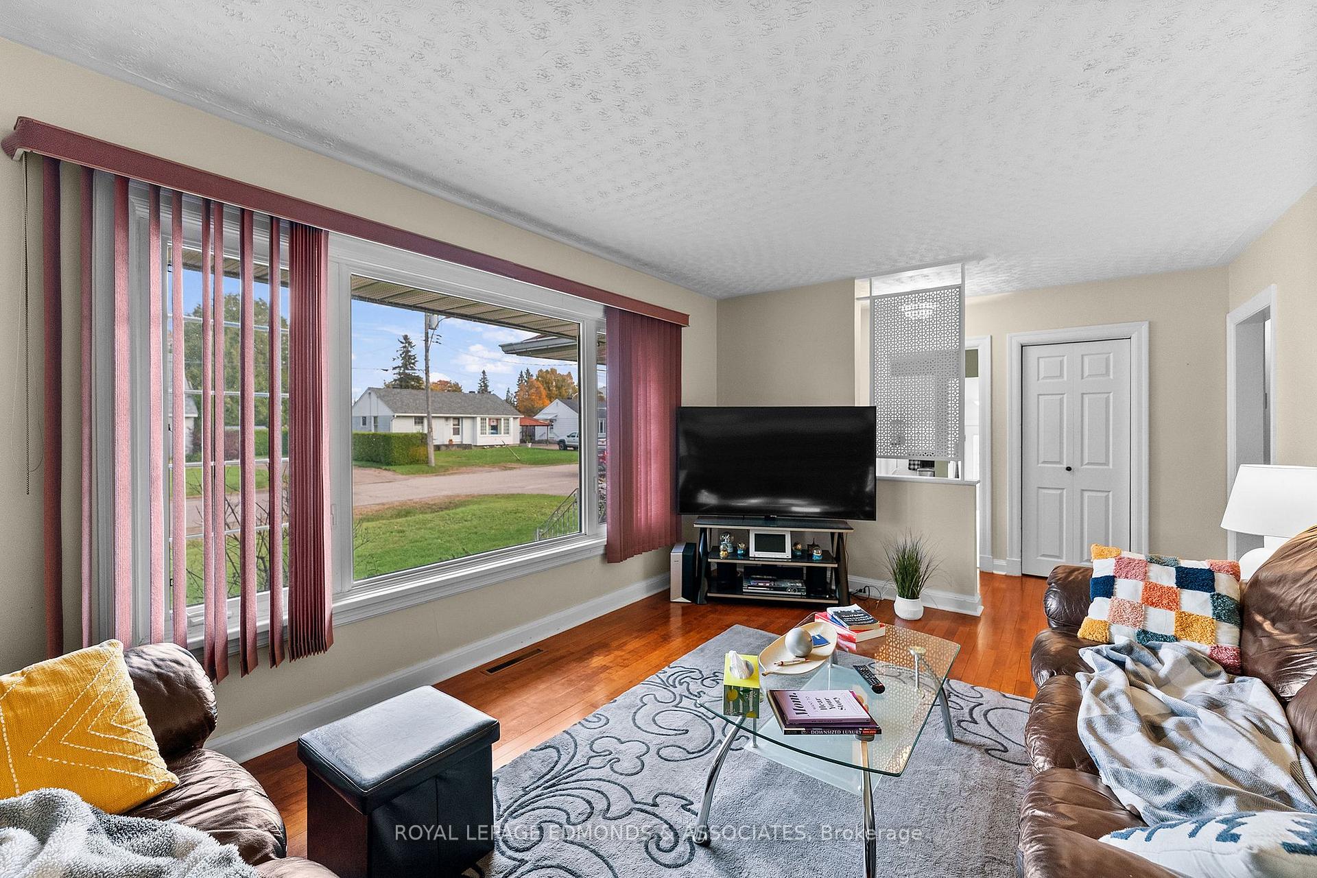 Photo 13 of 566 Catherine Street S, Pembroke, Pembroke — HOMEH