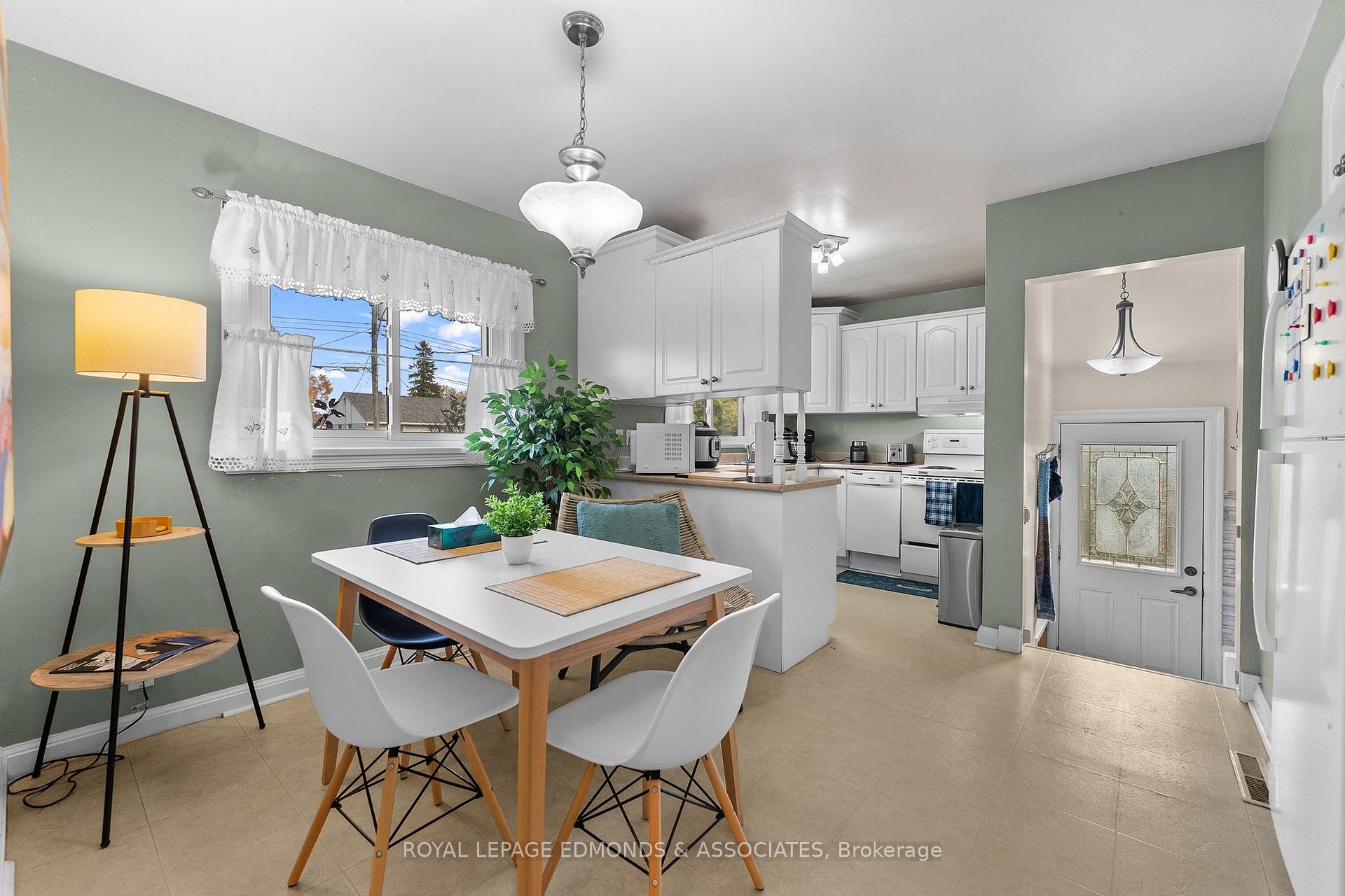 Photo 15 of 566 Catherine Street S, Pembroke, Pembroke — HOMEH