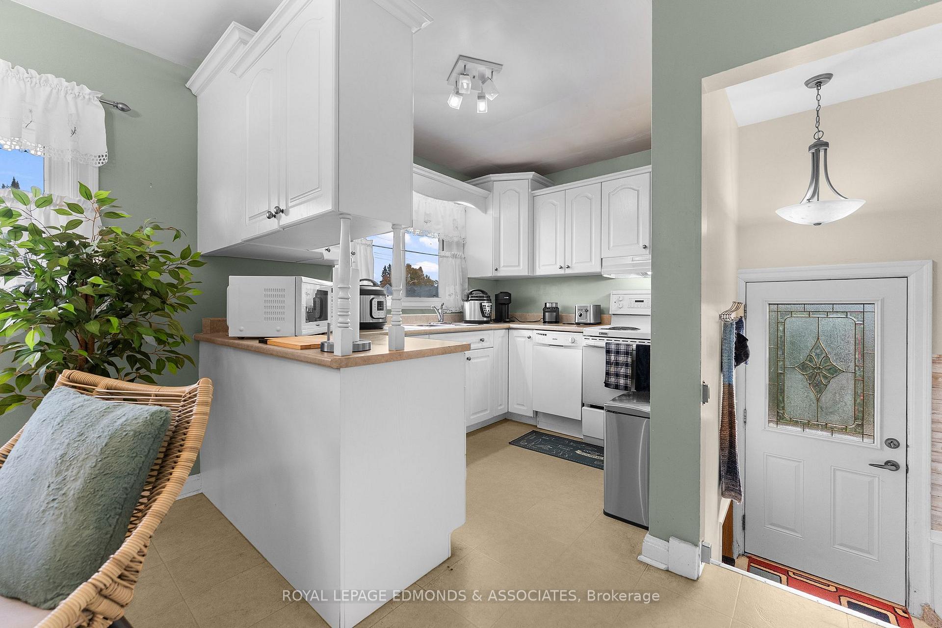 Photo 18 of 566 Catherine Street S, Pembroke, Pembroke — HOMEH