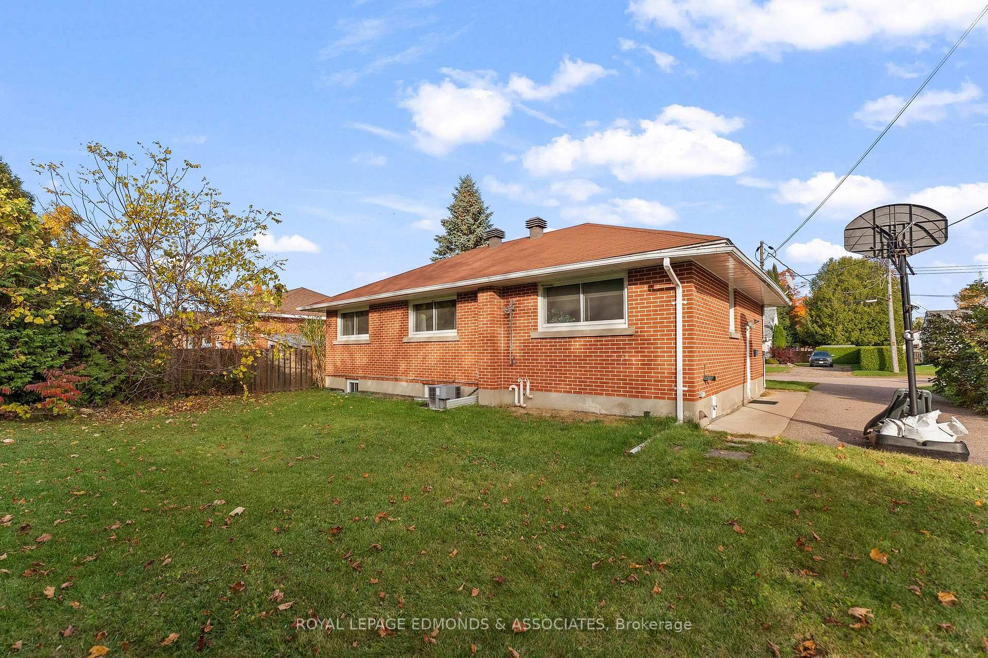 Photo 43 of 566 Catherine Street S, Pembroke, Pembroke — HOMEH