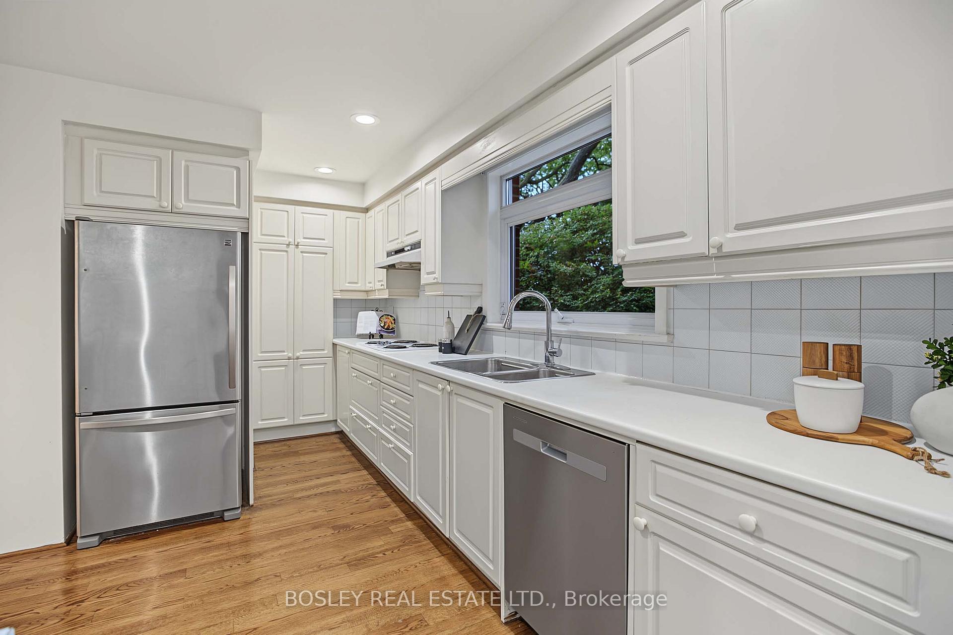 Photo 17 of 16 Shaughnessy Boulevard, North York, Henry Farm — HOMEH