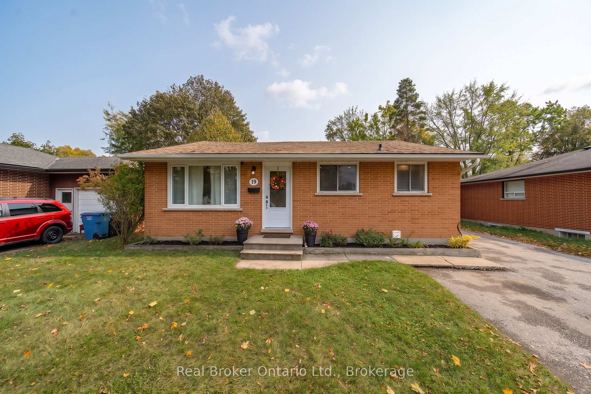 Photo 1 of 19 Argyle Drive, Guelph, Dovercliffe Park/Old University — HOMEH