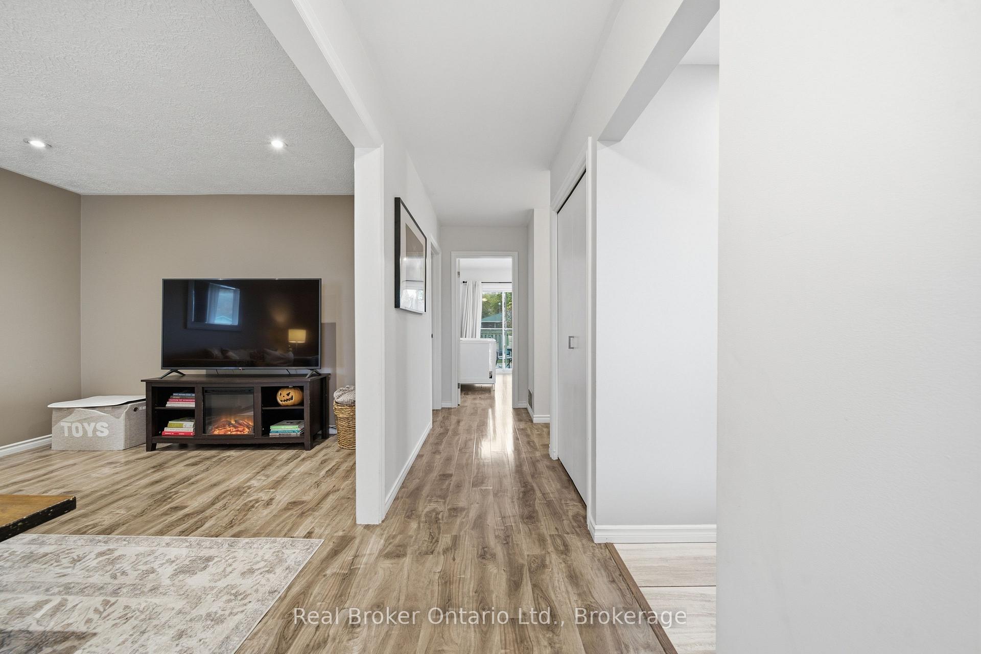 Photo 3 of 19 Argyle Drive, Guelph, Dovercliffe Park/Old University — HOMEH