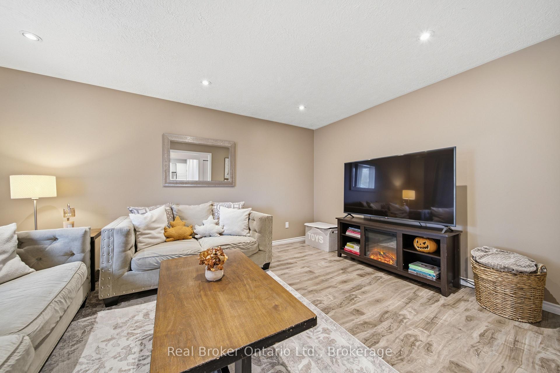 Photo 4 of 19 Argyle Drive, Guelph, Dovercliffe Park/Old University — HOMEH