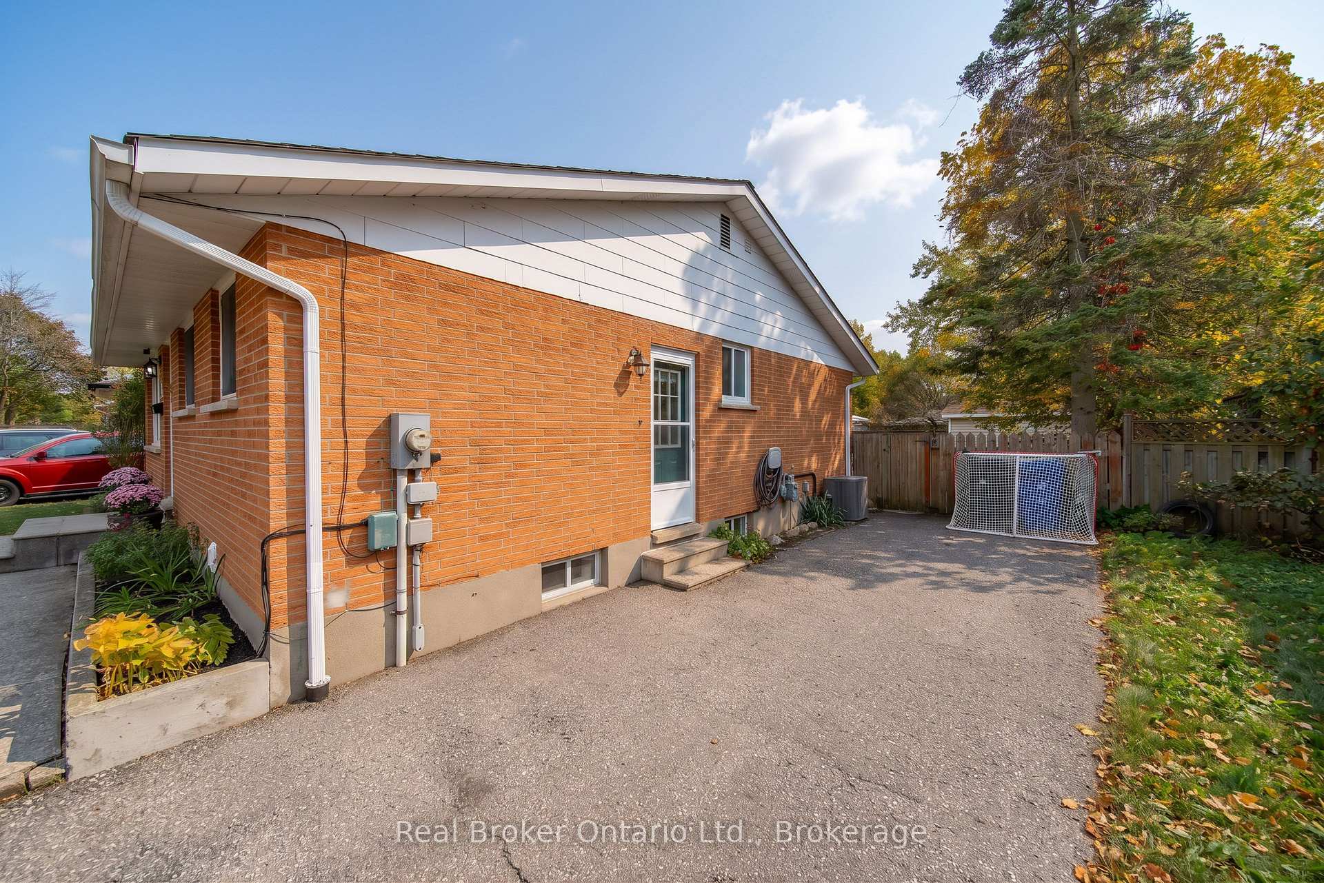 Photo 21 of 19 Argyle Drive, Guelph, Dovercliffe Park/Old University — HOMEH