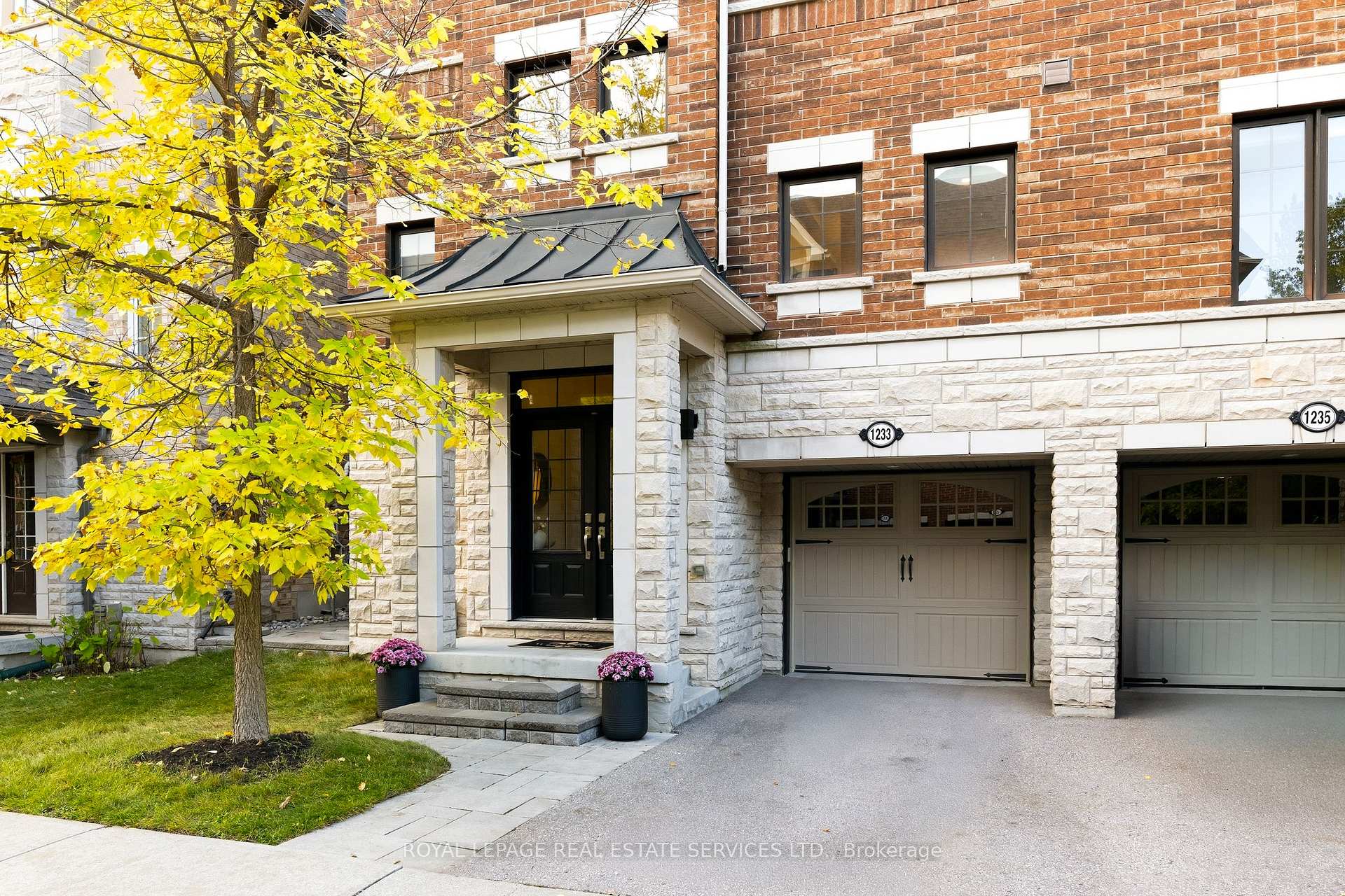 Photo 2 of 1233 Azinger Lane, Mississauga, Lakeview — HOMEH
