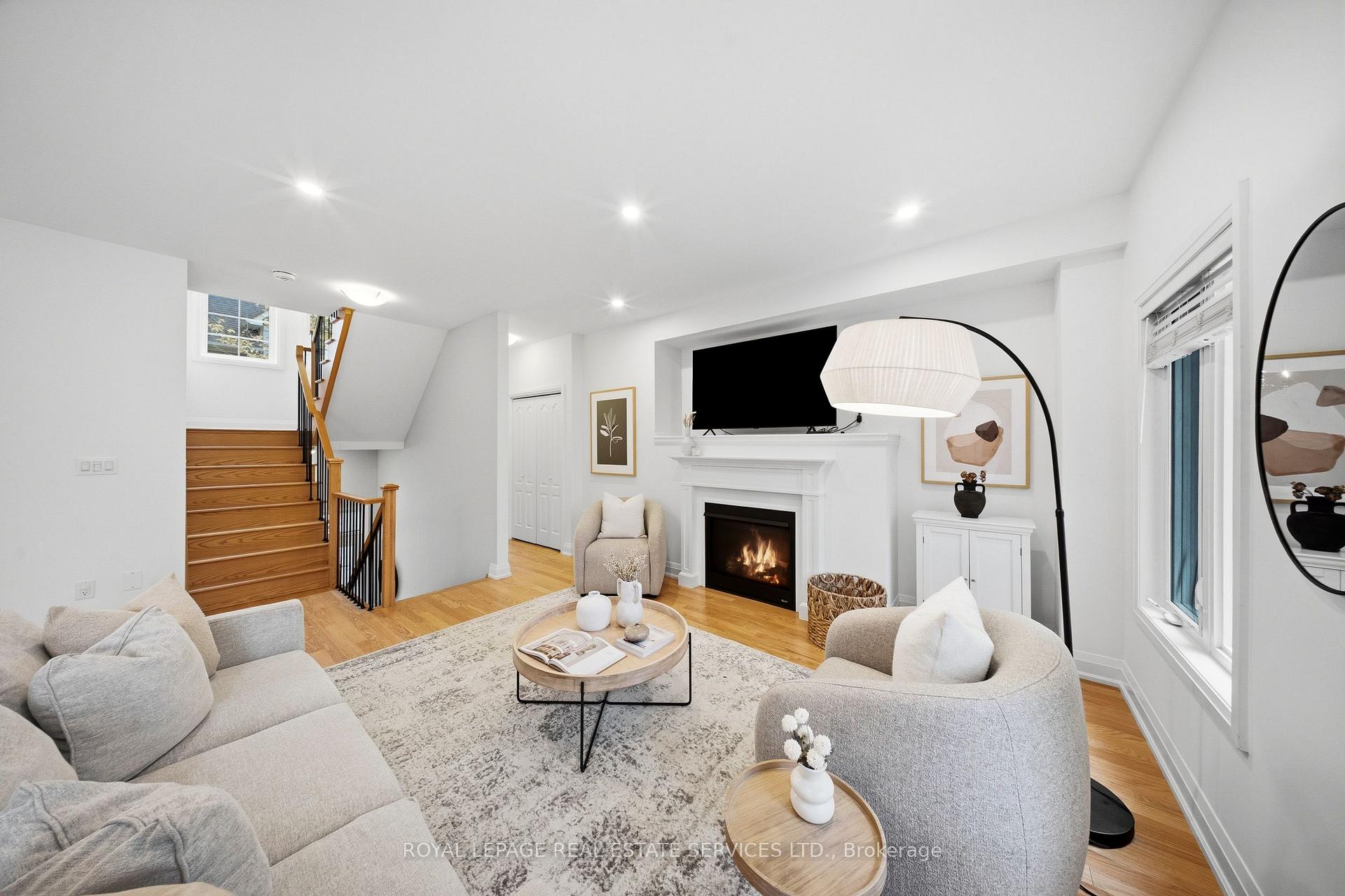 Photo 5 of 1233 Azinger Lane, Mississauga, Lakeview — HOMEH