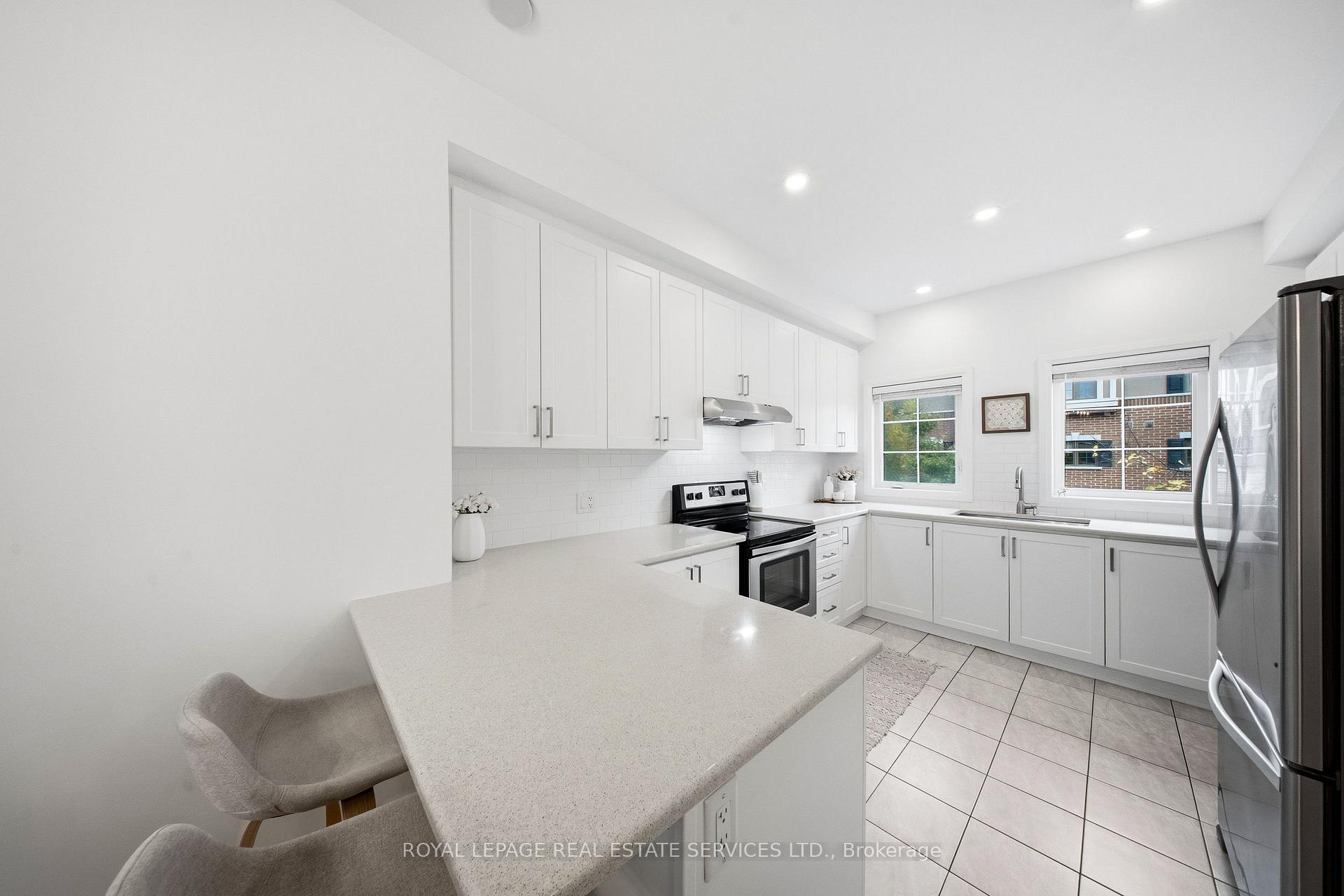 Photo 11 of 1233 Azinger Lane, Mississauga, Lakeview — HOMEH