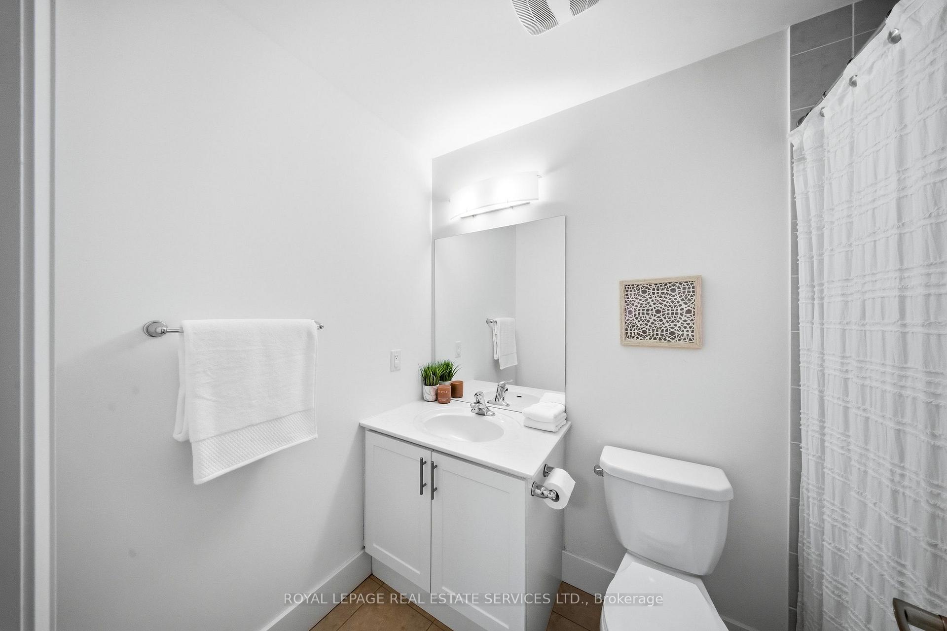 Photo 30 of 1233 Azinger Lane, Mississauga, Lakeview — HOMEH