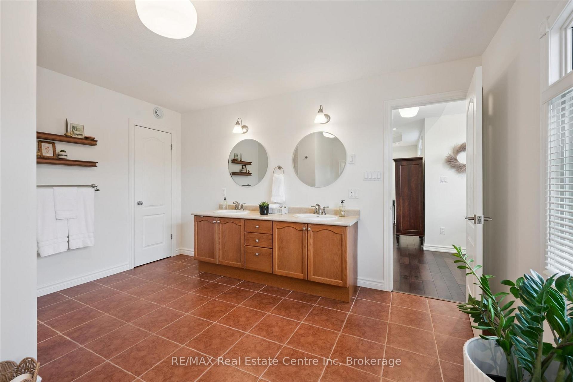 Photo 31 of 240 Prince's Street, Centre Wellington, Fergus — HOMEH