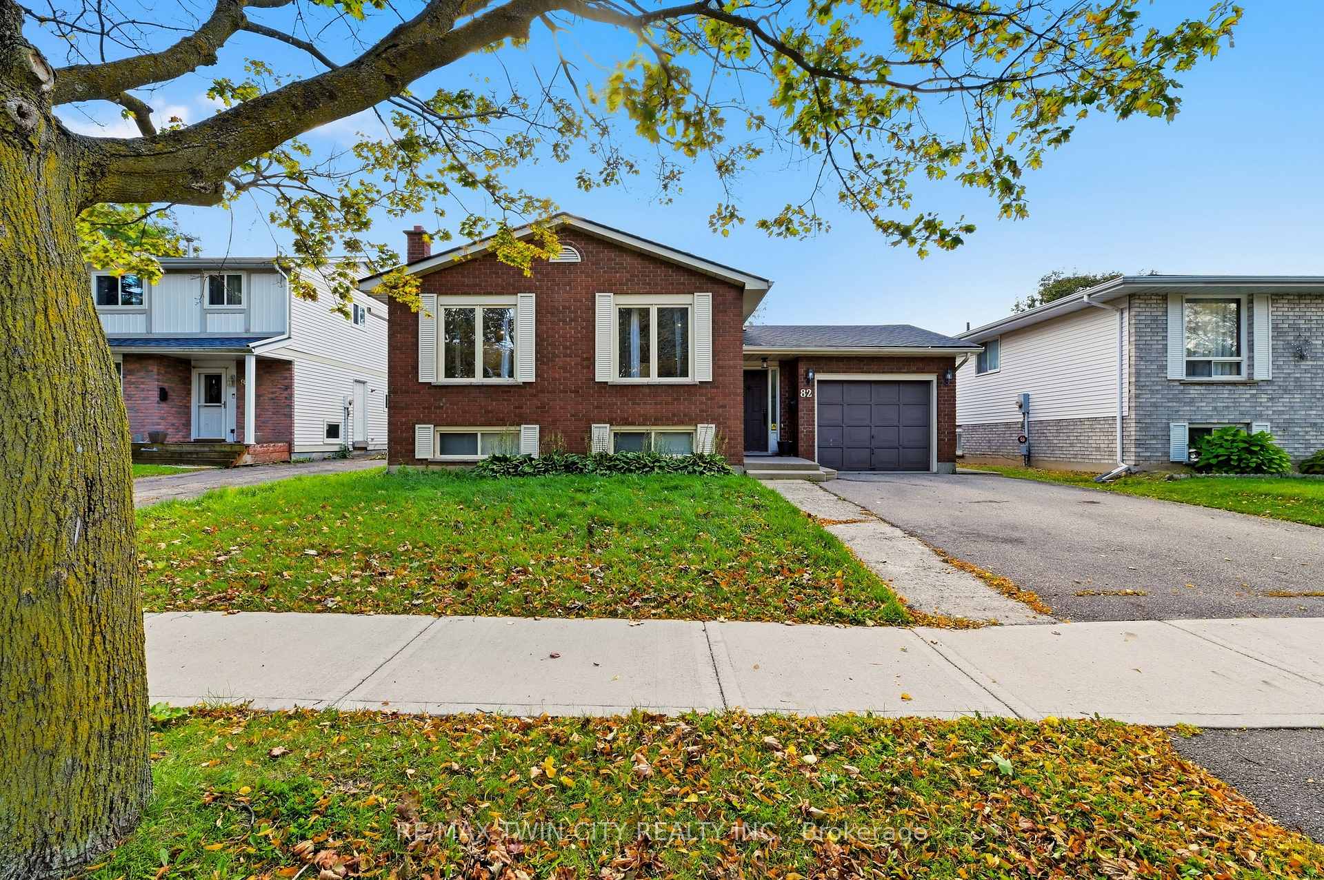 Photo 1 of 82 Beaver Crescent, Brantford, Lynden Hills — HOMEH