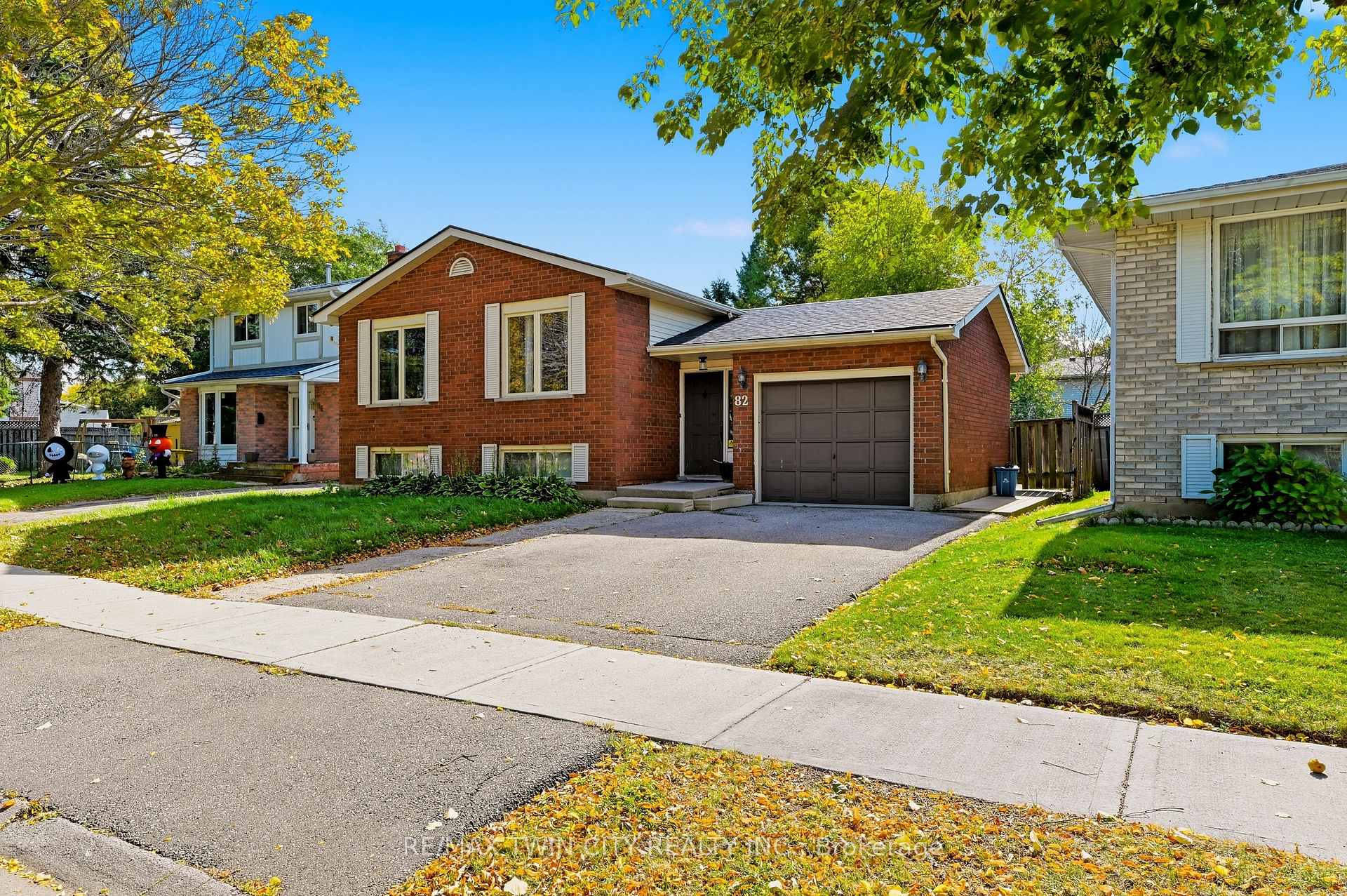 Photo 2 of 82 Beaver Crescent, Brantford, Lynden Hills — HOMEH